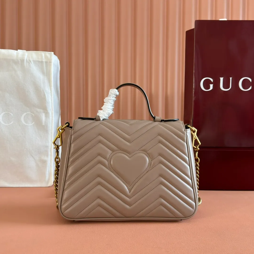 p1500. 📣📣📣【Original leather accessories🌈Full set of counter packaging】🔥🔥 ‼ ‼ "Marmont Italian Original Leather"‼ ‼ Have you picked up the addictive Gucci bags? The elegant and exquisite design of the GG Marmont series has captured the hearts of many girls! At the same time, it is also a must-have versatile item for global experts! Super awesome! Model: 498110. Size: 27*19*10.5, color: milk tea