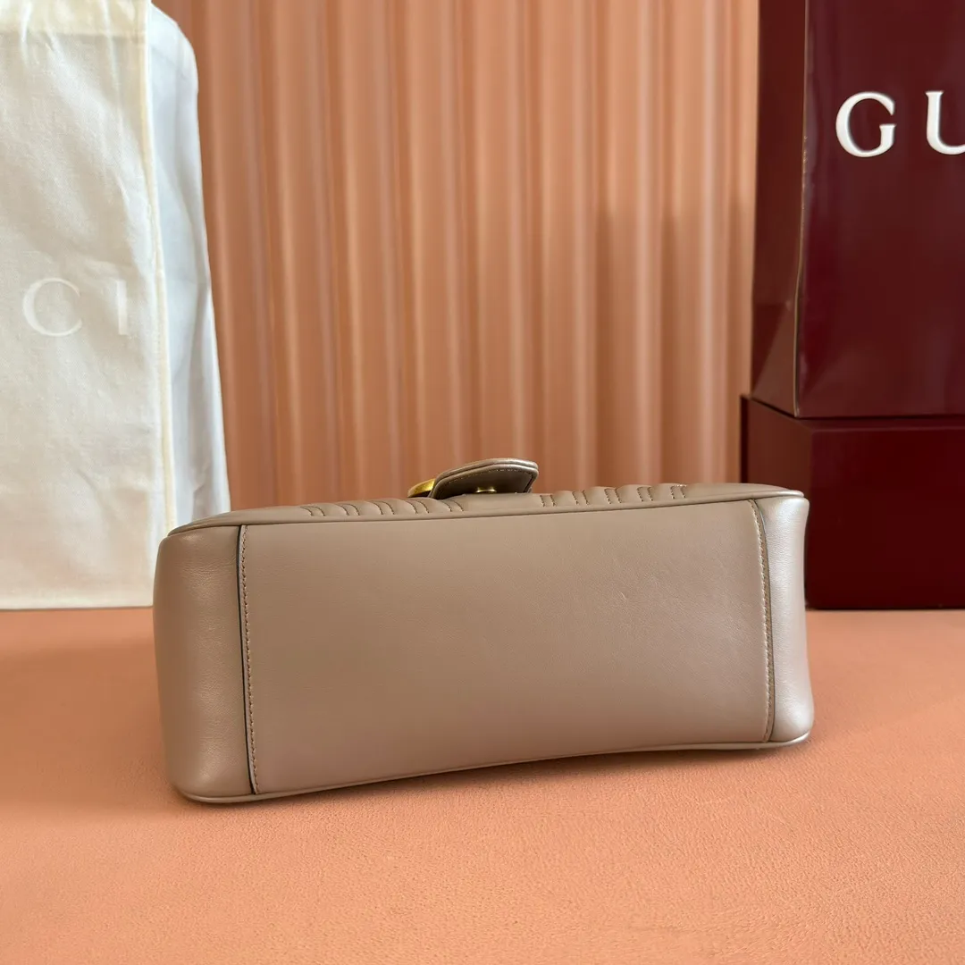 p1500. 📣📣📣【Original leather accessories🌈Full set of counter packaging】🔥🔥 ‼ ‼ "Marmont Italian Original Leather"‼ ‼ Have you picked up the addictive Gucci bags? The elegant and exquisite design of the GG Marmont series has captured the hearts of many girls! At the same time, it is also a must-have versatile item for global experts! Super awesome! Model: 498110. Size: 27*19*10.5, color: milk tea
