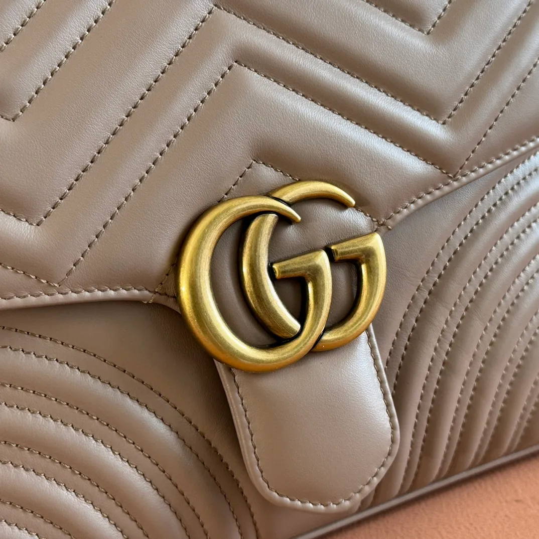 p1500. 📣📣📣【Original leather accessories🌈Full set of counter packaging】🔥🔥 ‼ ‼ "Marmont Italian Original Leather"‼ ‼ Have you picked up the addictive Gucci bags? The elegant and exquisite design of the GG Marmont series has captured the hearts of many girls! At the same time, it is also a must-have versatile item for global experts! Super awesome! Model: 498110. Size: 27*19*10.5, color: milk tea