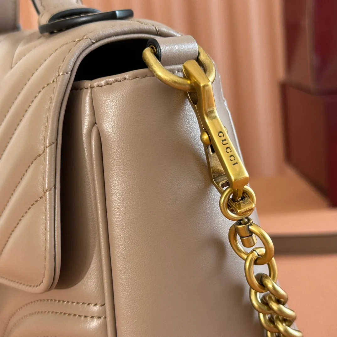 p1500. 📣📣📣【Original leather accessories🌈Full set of counter packaging】🔥🔥 ‼ ‼ "Marmont Italian Original Leather"‼ ‼ Have you picked up the addictive Gucci bags? The elegant and exquisite design of the GG Marmont series has captured the hearts of many girls! At the same time, it is also a must-have versatile item for global experts! Super awesome! Model: 498110. Size: 27*19*10.5, color: milk tea