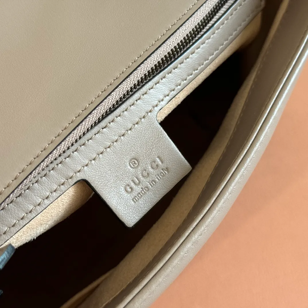 p1500. 📣📣📣【Original leather accessories🌈Full set of counter packaging】🔥🔥 ‼ ‼ "Marmont Italian Original Leather"‼ ‼ Have you picked up the addictive Gucci bags? The elegant and exquisite design of the GG Marmont series has captured the hearts of many girls! At the same time, it is also a must-have versatile item for global experts! Super awesome! Model: 498110. Size: 27*19*10.5, color: milk tea