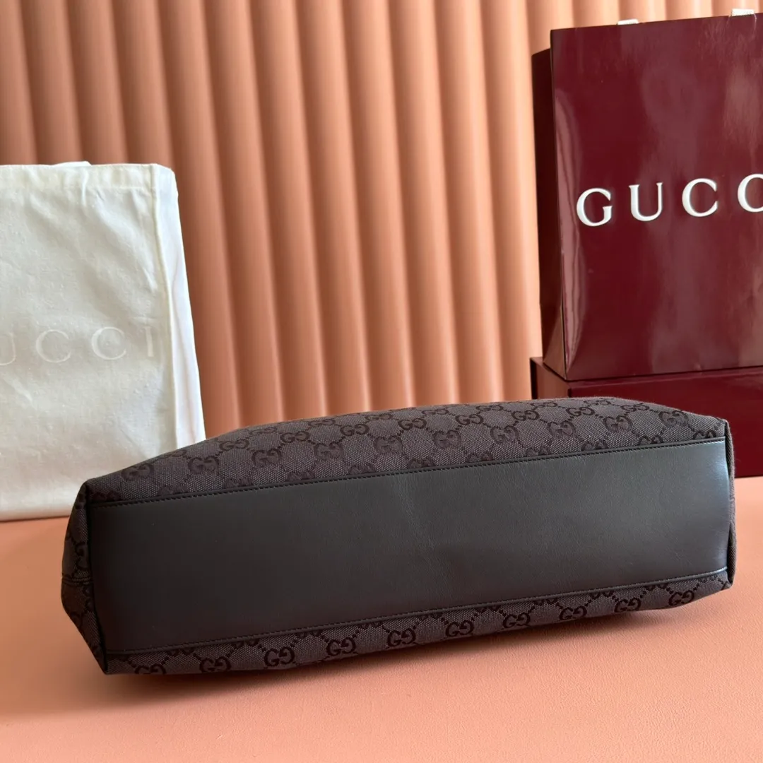 p1300. 💋💋💋【With full set of original counter packaging】💕Gucci Beatrix series handbags are crafted in a casual silhouette and paired with iconic horsebit detail shoulder straps, adding brand connotation to the 2025 autumn and winter series. Gold-toned accessories add to the sophisticated elegance of the design, and an interior zippered pocket keeps your belongings securely stored. Combining elegance and functionality, it easily accommodates daily essentials. Brown and dark brown Original GG canvas Gold-tone hardware Beige cotton and linen lining Shoulder strap with horsebit detail Interior: Zippered pocket Adjustable shoulder strap Height: 26 cm - 33 cm; Length: 94 cm Ident: 850546. Dimensions: 40cm (W) x 36cm (H) x 12cm (D) Weight: Approx. 1kg Color: Brown/Canvas. Made in Italy