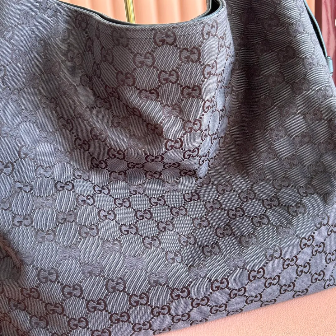 p1300. 💋💋💋【With full set of original counter packaging】💕Gucci Beatrix series handbags are crafted in a casual silhouette and paired with iconic horsebit detail shoulder straps, adding brand connotation to the 2025 autumn and winter series. Gold-toned accessories add to the sophisticated elegance of the design, and an interior zippered pocket keeps your belongings securely stored. Combining elegance and functionality, it easily accommodates daily essentials. Brown and dark brown Original GG canvas Gold-tone hardware Beige cotton and linen lining Shoulder strap with horsebit detail Interior: Zippered pocket Adjustable shoulder strap Height: 26 cm - 33 cm; Length: 94 cm Ident: 850546. Dimensions: 40cm (W) x 36cm (H) x 12cm (D) Weight: Approx. 1kg Color: Brown/Canvas. Made in Italy