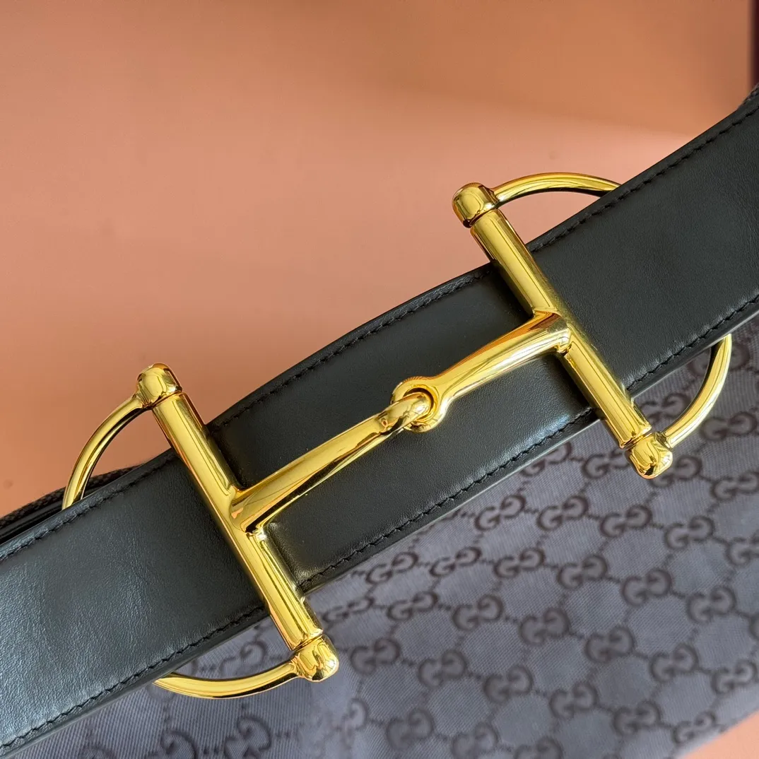 p1300. 💋💋💋【With full set of original counter packaging】💕Gucci Beatrix series handbags are crafted in a casual silhouette and paired with iconic horsebit detail shoulder straps, adding brand connotation to the 2025 autumn and winter series. Gold-toned accessories add to the sophisticated elegance of the design, and an interior zippered pocket keeps your belongings securely stored. Combining elegance and functionality, it easily accommodates daily essentials. Brown and dark brown Original GG canvas Gold-tone hardware Beige cotton and linen lining Shoulder strap with horsebit detail Interior: Zippered pocket Adjustable shoulder strap Height: 26 cm - 33 cm; Length: 94 cm Ident: 850546. Dimensions: 40cm (W) x 36cm (H) x 12cm (D) Weight: Approx. 1kg Color: Brown/Canvas. Made in Italy