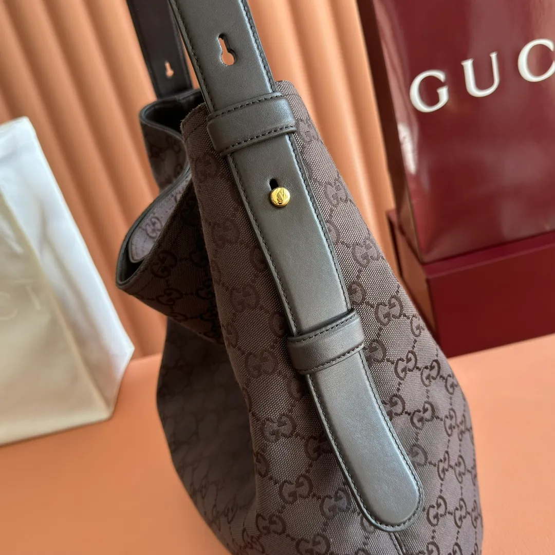 p1300. 💋💋💋【With full set of original counter packaging】💕Gucci Beatrix series handbags are crafted in a casual silhouette and paired with iconic horsebit detail shoulder straps, adding brand connotation to the 2025 autumn and winter series. Gold-toned accessories add to the sophisticated elegance of the design, and an interior zippered pocket keeps your belongings securely stored. Combining elegance and functionality, it easily accommodates daily essentials. Brown and dark brown Original GG canvas Gold-tone hardware Beige cotton and linen lining Shoulder strap with horsebit detail Interior: Zippered pocket Adjustable shoulder strap Height: 26 cm - 33 cm; Length: 94 cm Ident: 850546. Dimensions: 40cm (W) x 36cm (H) x 12cm (D) Weight: Approx. 1kg Color: Brown/Canvas. Made in Italy