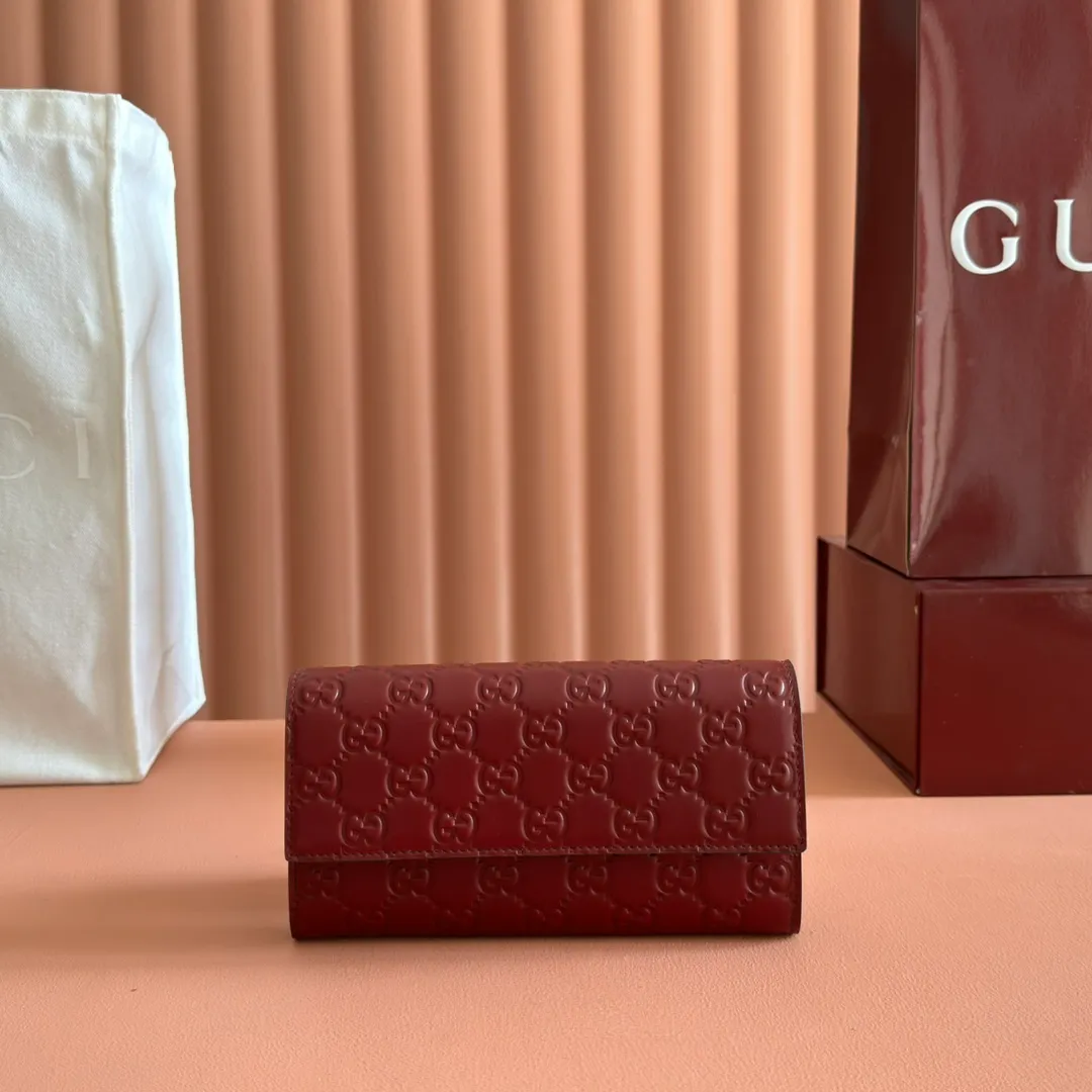 p520. 💋💋💋"With full set of original counter packaging"💕[New Product] 2025 autumn and winter series, the GG Emblem series reinterprets the brand's timeless elegance and exquisite craftsmanship. Anchor red GG printed embossed leather, twelve card compartments, two instant ticket compartments, two independent internal compartments, zippered coin pocket, snap button closure. Model: 847210. Dimensions: 19cm (width) x 10cm (height) x 3.5 (sides) Color: Anchor red embossed. Made in Italy