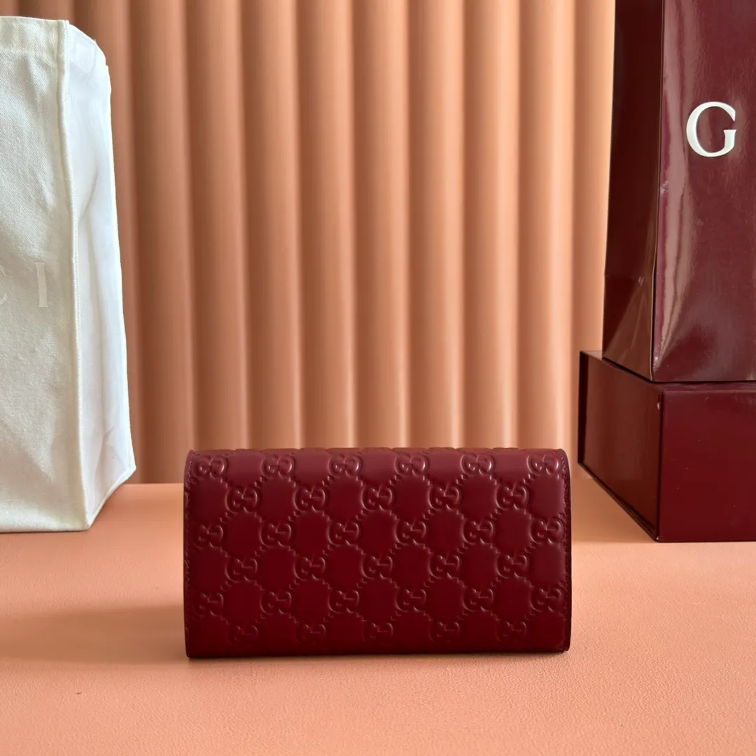 p520. 💋💋💋"With full set of original counter packaging"💕[New Product] 2025 autumn and winter series, the GG Emblem series reinterprets the brand's timeless elegance and exquisite craftsmanship. Anchor red GG printed embossed leather, twelve card compartments, two instant ticket compartments, two independent internal compartments, zippered coin pocket, snap button closure. Model: 847210. Dimensions: 19cm (width) x 10cm (height) x 3.5 (sides) Color: Anchor red embossed. Made in Italy