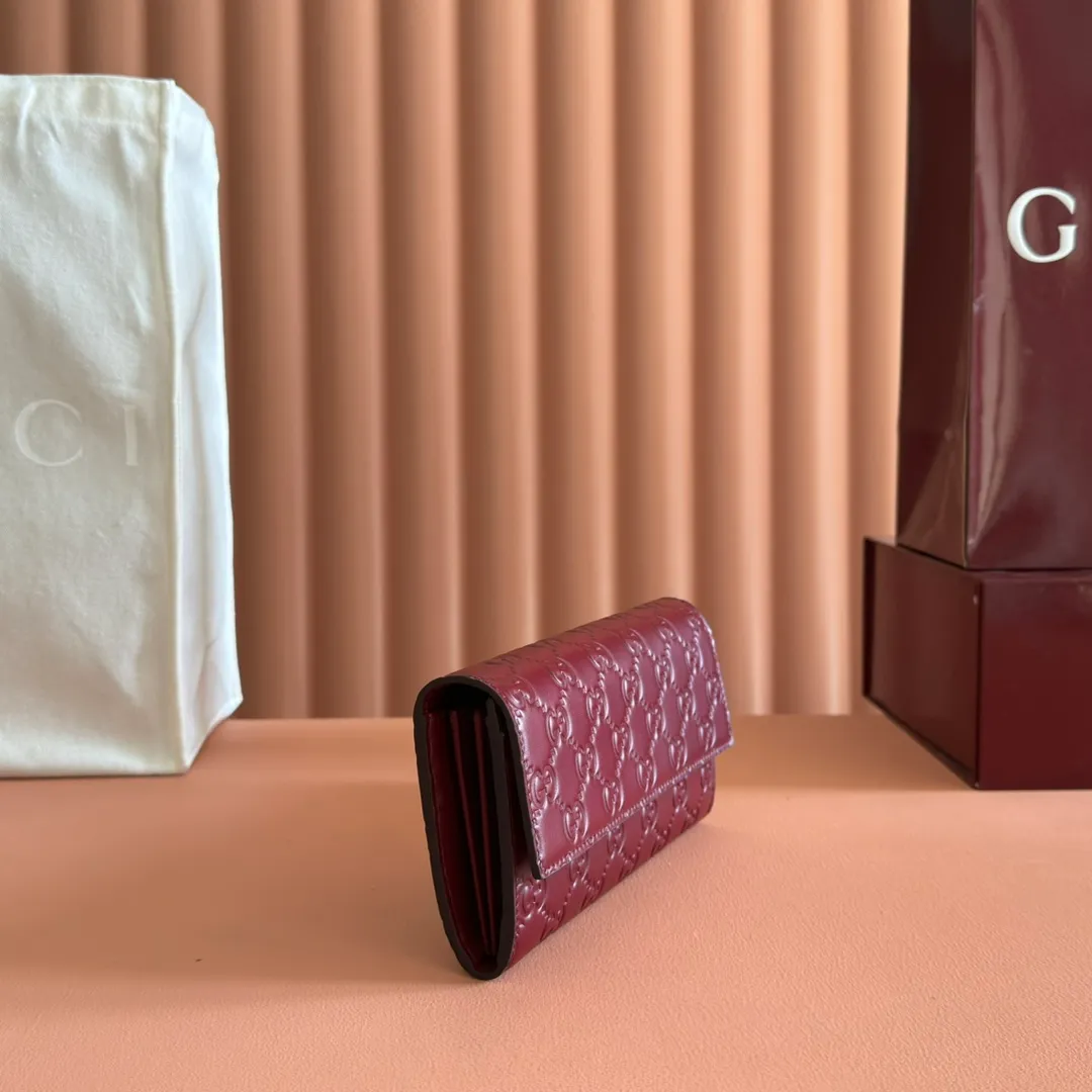p520. 💋💋💋"With full set of original counter packaging"💕[New Product] 2025 autumn and winter series, the GG Emblem series reinterprets the brand's timeless elegance and exquisite craftsmanship. Anchor red GG printed embossed leather, twelve card compartments, two instant ticket compartments, two independent internal compartments, zippered coin pocket, snap button closure. Model: 847210. Dimensions: 19cm (width) x 10cm (height) x 3.5 (sides) Color: Anchor red embossed. Made in Italy