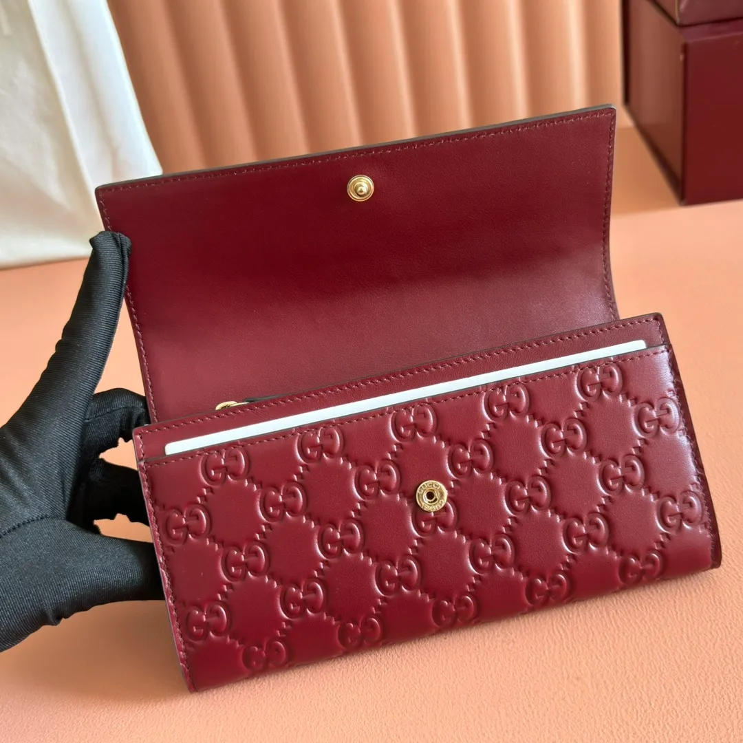 p520. 💋💋💋"With full set of original counter packaging"💕[New Product] 2025 autumn and winter series, the GG Emblem series reinterprets the brand's timeless elegance and exquisite craftsmanship. Anchor red GG printed embossed leather, twelve card compartments, two instant ticket compartments, two independent internal compartments, zippered coin pocket, snap button closure. Model: 847210. Dimensions: 19cm (width) x 10cm (height) x 3.5 (sides) Color: Anchor red embossed. Made in Italy