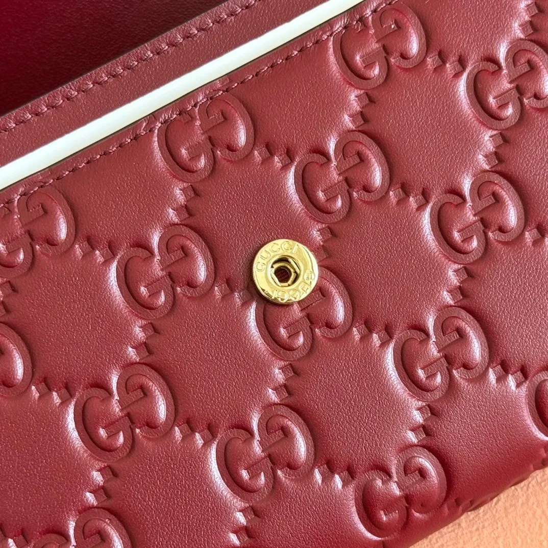 p520. 💋💋💋"With full set of original counter packaging"💕[New Product] 2025 autumn and winter series, the GG Emblem series reinterprets the brand's timeless elegance and exquisite craftsmanship. Anchor red GG printed embossed leather, twelve card compartments, two instant ticket compartments, two independent internal compartments, zippered coin pocket, snap button closure. Model: 847210. Dimensions: 19cm (width) x 10cm (height) x 3.5 (sides) Color: Anchor red embossed. Made in Italy