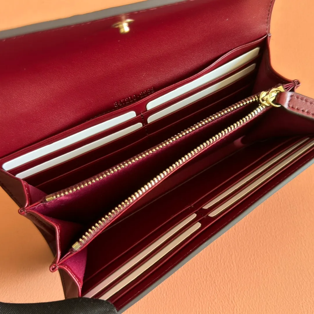 p520. 💋💋💋"With full set of original counter packaging"💕[New Product] 2025 autumn and winter series, the GG Emblem series reinterprets the brand's timeless elegance and exquisite craftsmanship. Anchor red GG printed embossed leather, twelve card compartments, two instant ticket compartments, two independent internal compartments, zippered coin pocket, snap button closure. Model: 847210. Dimensions: 19cm (width) x 10cm (height) x 3.5 (sides) Color: Anchor red embossed. Made in Italy