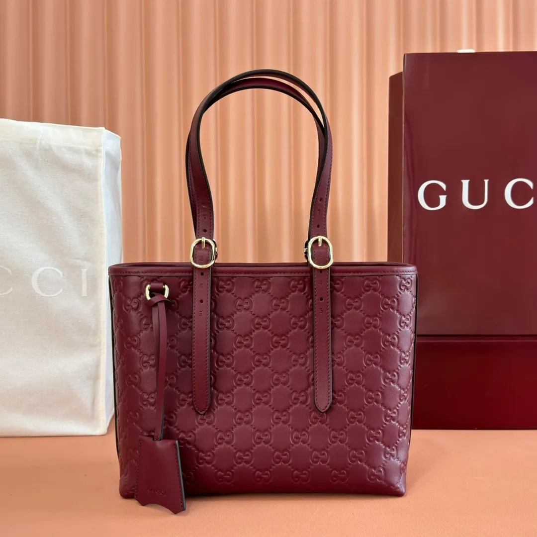p1120. 💋💋💋 Comes with a full set of original counter packaging [New Product] 2025 Autumn and Winter Series, the GG Emblem series reinterprets the brand's timeless elegance and exquisite craftsmanship. This tote bag features a tonal cotton-lined interior compartment and an adjustable shoulder strap for added functionality. Anchor red GG printed embossed leather Light gold-toned hardware Anchor red cotton lining Interior: Zip pocket Adjustable leather shoulder strap: Height: 16 cm - 26 cm; Length: 72 cm Ref.: 847456. Dimensions: 25cm (width) x 20cm (height) x 10cm (depth) Weight: approx. 0.55kg Color: Anchor red embossed. Made in Italy