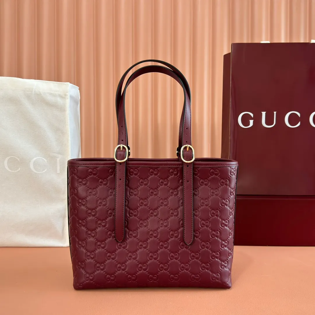 p1120. 💋💋💋 Comes with a full set of original counter packaging [New Product] 2025 Autumn and Winter Series, the GG Emblem series reinterprets the brand's timeless elegance and exquisite craftsmanship. This tote bag features a tonal cotton-lined interior compartment and an adjustable shoulder strap for added functionality. Anchor red GG printed embossed leather Light gold-toned hardware Anchor red cotton lining Interior: Zip pocket Adjustable leather shoulder strap: Height: 16 cm - 26 cm; Length: 72 cm Ref.: 847456. Dimensions: 25cm (width) x 20cm (height) x 10cm (depth) Weight: approx. 0.55kg Color: Anchor red embossed. Made in Italy