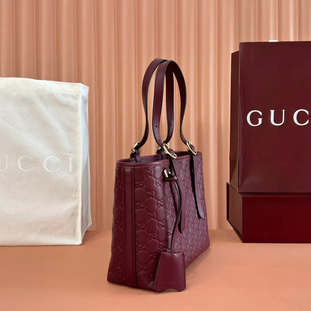 p1120. 💋💋💋 Comes with a full set of original counter packaging [New Product] 2025 Autumn and Winter Series, the GG Emblem series reinterprets the brand's timeless elegance and exquisite craftsmanship. This tote bag features a tonal cotton-lined interior compartment and an adjustable shoulder strap for added functionality. Anchor red GG printed embossed leather Light gold-toned hardware Anchor red cotton lining Interior: Zip pocket Adjustable leather shoulder strap: Height: 16 cm - 26 cm; Length: 72 cm Ref.: 847456. Dimensions: 25cm (width) x 20cm (height) x 10cm (depth) Weight: approx. 0.55kg Color: Anchor red embossed. Made in Italy