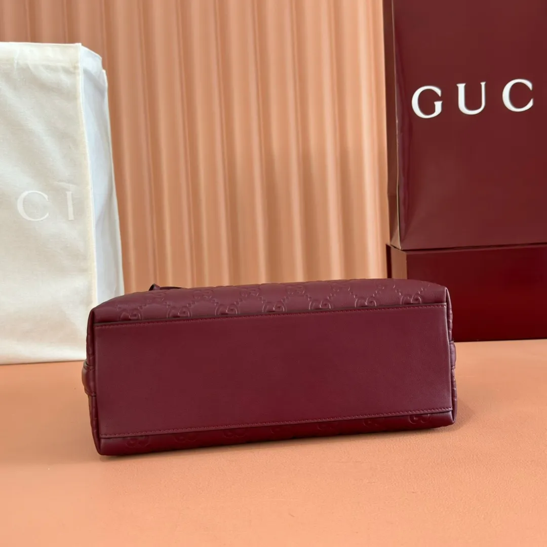 p1120. 💋💋💋 Comes with a full set of original counter packaging [New Product] 2025 Autumn and Winter Series, the GG Emblem series reinterprets the brand's timeless elegance and exquisite craftsmanship. This tote bag features a tonal cotton-lined interior compartment and an adjustable shoulder strap for added functionality. Anchor red GG printed embossed leather Light gold-toned hardware Anchor red cotton lining Interior: Zip pocket Adjustable leather shoulder strap: Height: 16 cm - 26 cm; Length: 72 cm Ref.: 847456. Dimensions: 25cm (width) x 20cm (height) x 10cm (depth) Weight: approx. 0.55kg Color: Anchor red embossed. Made in Italy