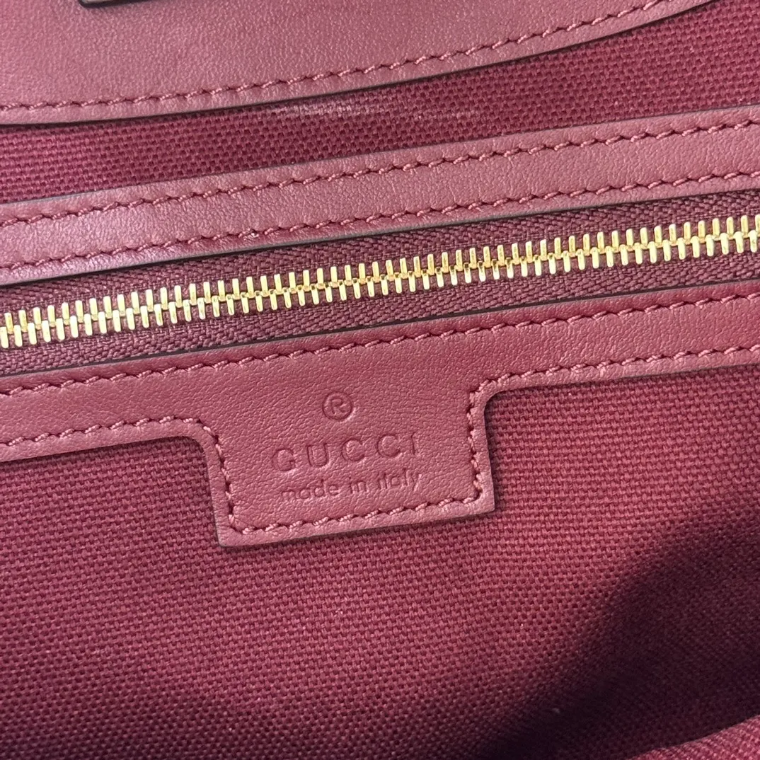p1120. 💋💋💋 Comes with a full set of original counter packaging [New Product] 2025 Autumn and Winter Series, the GG Emblem series reinterprets the brand's timeless elegance and exquisite craftsmanship. This tote bag features a tonal cotton-lined interior compartment and an adjustable shoulder strap for added functionality. Anchor red GG printed embossed leather Light gold-toned hardware Anchor red cotton lining Interior: Zip pocket Adjustable leather shoulder strap: Height: 16 cm - 26 cm; Length: 72 cm Ref.: 847456. Dimensions: 25cm (width) x 20cm (height) x 10cm (depth) Weight: approx. 0.55kg Color: Anchor red embossed. Made in Italy