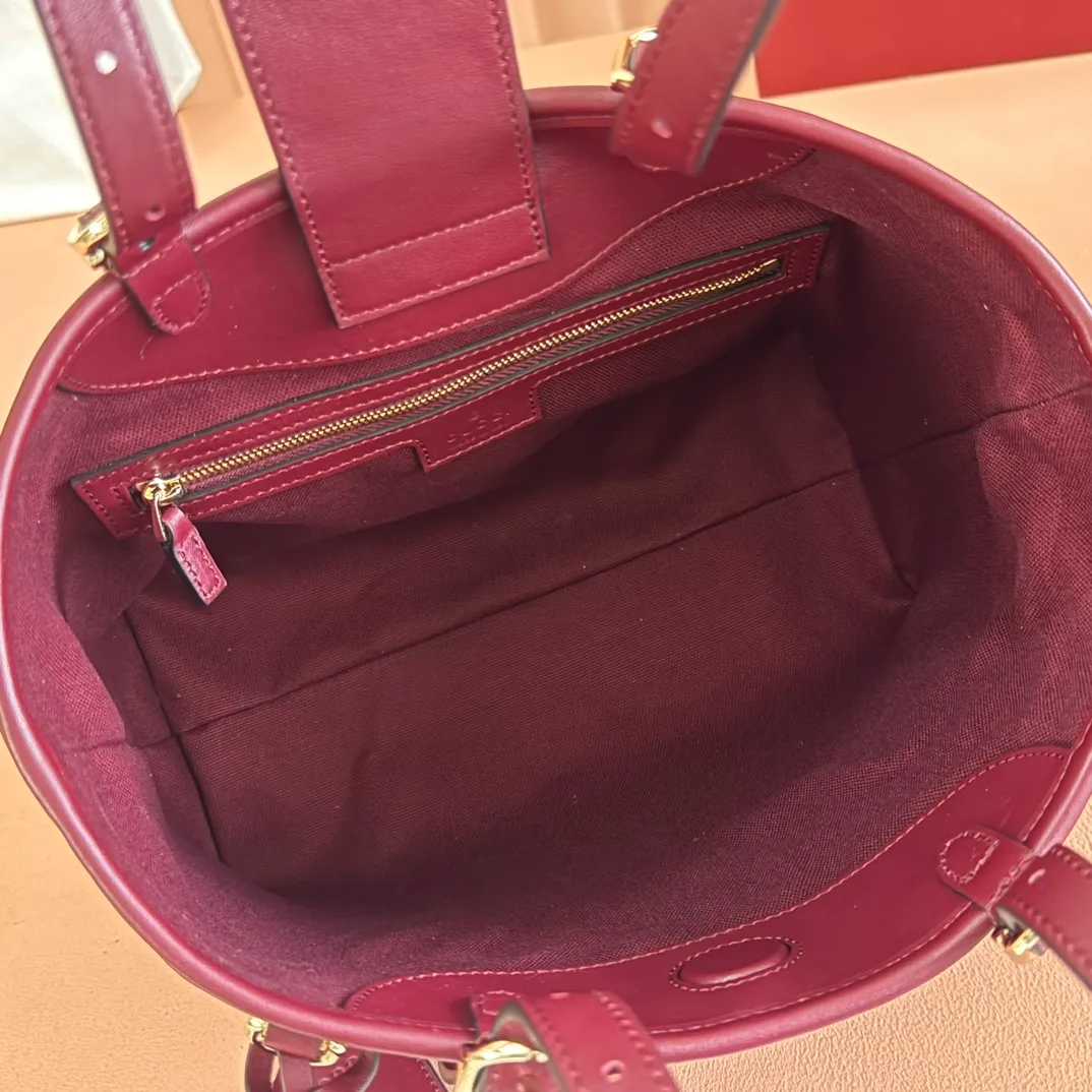 p1120. 💋💋💋 Comes with a full set of original counter packaging [New Product] 2025 Autumn and Winter Series, the GG Emblem series reinterprets the brand's timeless elegance and exquisite craftsmanship. This tote bag features a tonal cotton-lined interior compartment and an adjustable shoulder strap for added functionality. Anchor red GG printed embossed leather Light gold-toned hardware Anchor red cotton lining Interior: Zip pocket Adjustable leather shoulder strap: Height: 16 cm - 26 cm; Length: 72 cm Ref.: 847456. Dimensions: 25cm (width) x 20cm (height) x 10cm (depth) Weight: approx. 0.55kg Color: Anchor red embossed. Made in Italy