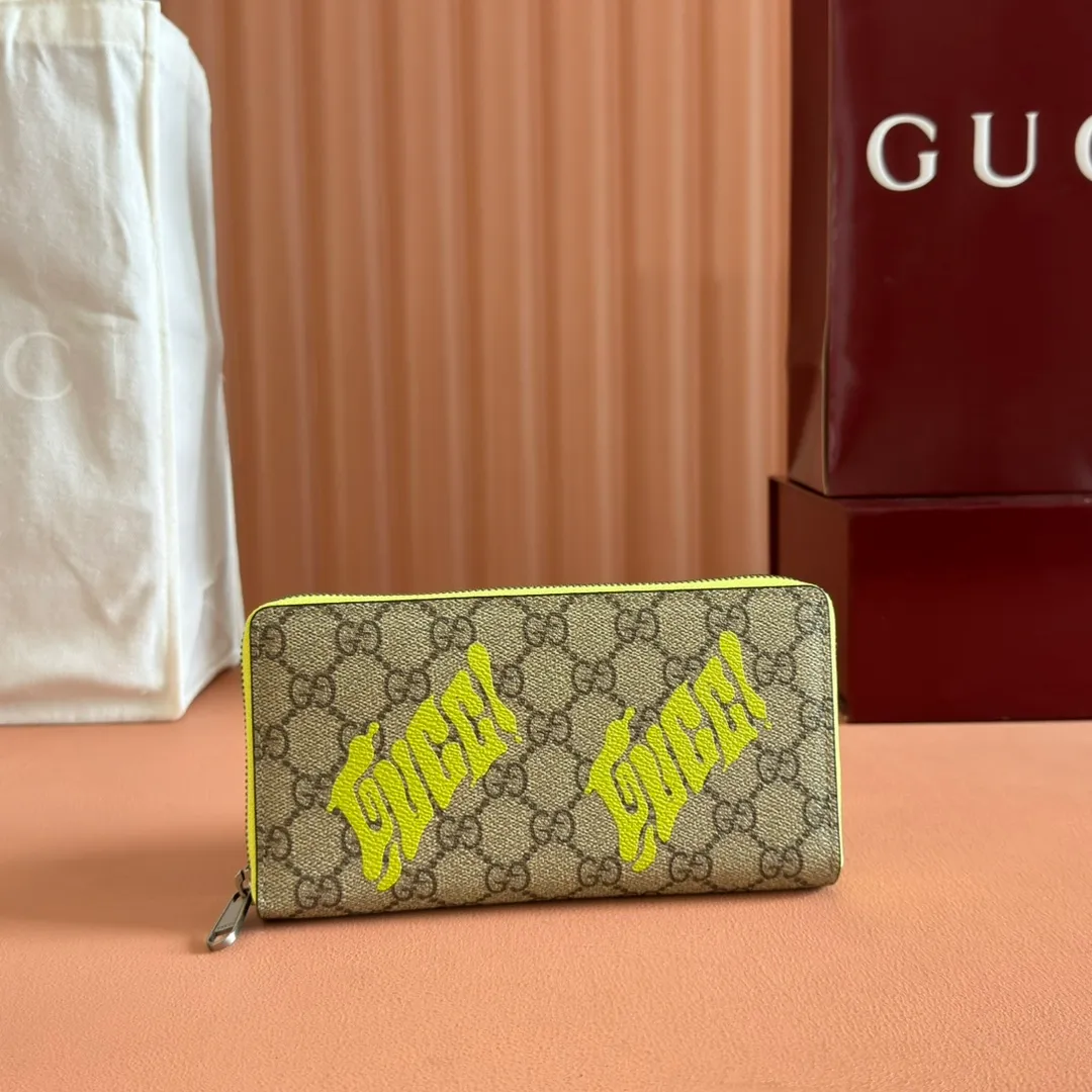 p480. 💋💋"With full set of original counter packaging"💋[New Product] In the 2025 early autumn series, Chinese artist Currynew reinterprets the brand logo, adding color to men's ready-to-wear, leather goods and accessories. This full-zip wallet is crafted from coated fabric with the classic GG monogram pattern, cleverly integrated with Gucci prints and contrasting leather piping, making the entire design richer. Beige and dark brown classic GG monogram coated fabric Emerald green leather trim Gucci print Currynew artwork Moiré fabric lining Interior: 12 card compartments, 3 open bill pockets and 1 zip pocket Zipper closure Ident: 835324. Dimensions: 19cm (width) x 10.5cm (height) x 2.5cm (thickness) Color: brown gum/fluorescent green Made in Italy