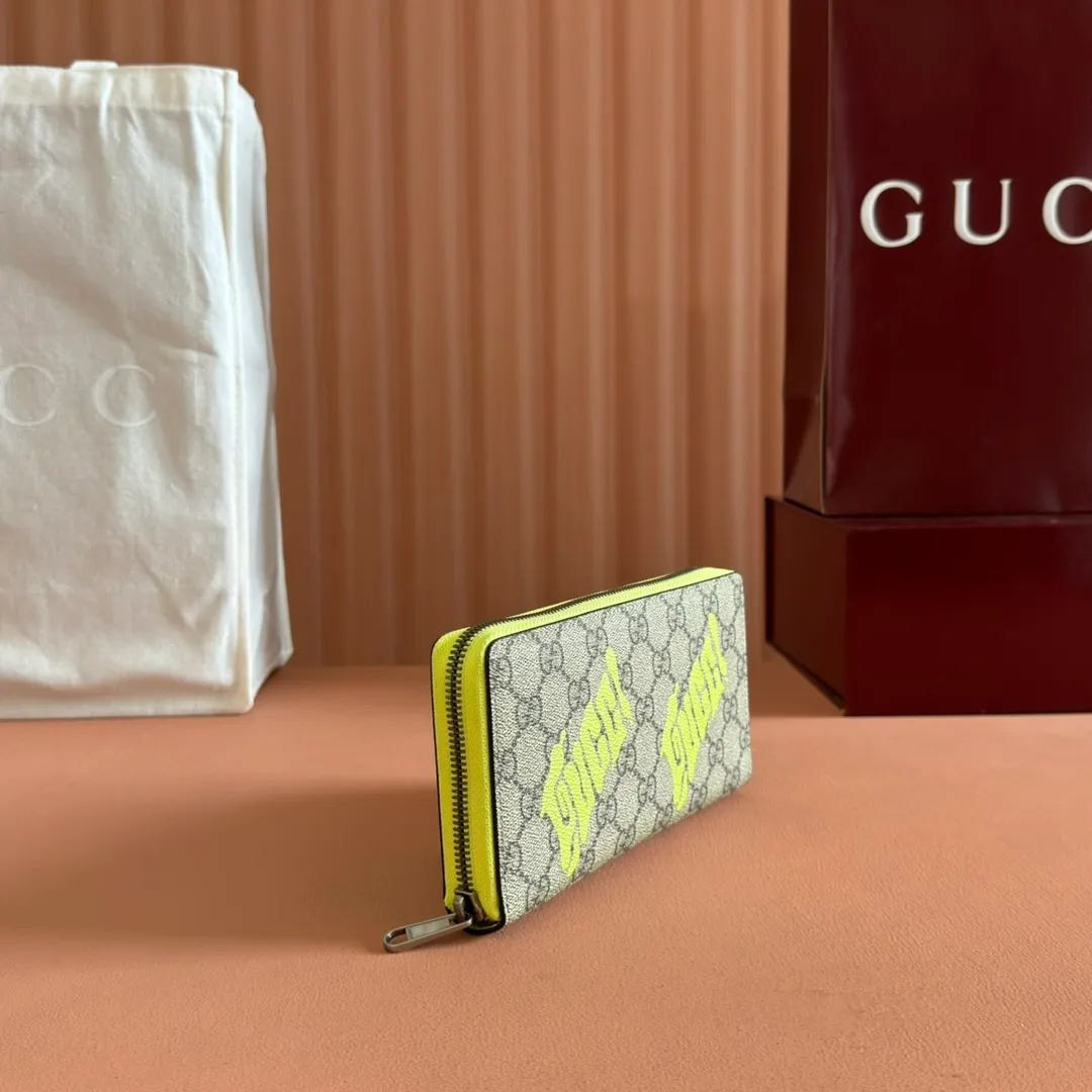 p480. 💋💋"With full set of original counter packaging"💋[New Product] In the 2025 early autumn series, Chinese artist Currynew reinterprets the brand logo, adding color to men's ready-to-wear, leather goods and accessories. This full-zip wallet is crafted from coated fabric with the classic GG monogram pattern, cleverly integrated with Gucci prints and contrasting leather piping, making the entire design richer. Beige and dark brown classic GG monogram coated fabric Emerald green leather trim Gucci print Currynew artwork Moiré fabric lining Interior: 12 card compartments, 3 open bill pockets and 1 zip pocket Zipper closure Ident: 835324. Dimensions: 19cm (width) x 10.5cm (height) x 2.5cm (thickness) Color: brown gum/fluorescent green Made in Italy