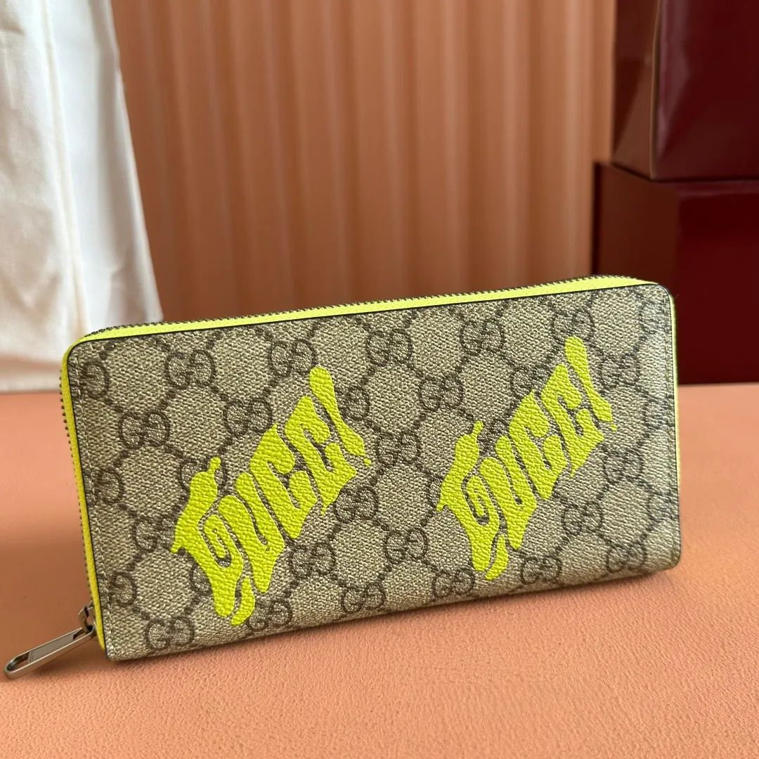 p480. 💋💋"With full set of original counter packaging"💋[New Product] In the 2025 early autumn series, Chinese artist Currynew reinterprets the brand logo, adding color to men's ready-to-wear, leather goods and accessories. This full-zip wallet is crafted from coated fabric with the classic GG monogram pattern, cleverly integrated with Gucci prints and contrasting leather piping, making the entire design richer. Beige and dark brown classic GG monogram coated fabric Emerald green leather trim Gucci print Currynew artwork Moiré fabric lining Interior: 12 card compartments, 3 open bill pockets and 1 zip pocket Zipper closure Ident: 835324. Dimensions: 19cm (width) x 10.5cm (height) x 2.5cm (thickness) Color: brown gum/fluorescent green Made in Italy