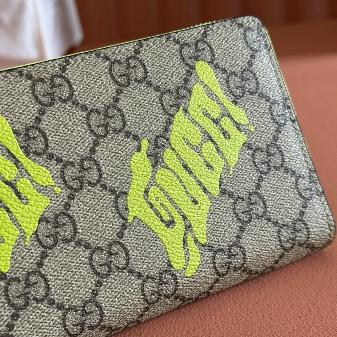 p480. 💋💋"With full set of original counter packaging"💋[New Product] In the 2025 early autumn series, Chinese artist Currynew reinterprets the brand logo, adding color to men's ready-to-wear, leather goods and accessories. This full-zip wallet is crafted from coated fabric with the classic GG monogram pattern, cleverly integrated with Gucci prints and contrasting leather piping, making the entire design richer. Beige and dark brown classic GG monogram coated fabric Emerald green leather trim Gucci print Currynew artwork Moiré fabric lining Interior: 12 card compartments, 3 open bill pockets and 1 zip pocket Zipper closure Ident: 835324. Dimensions: 19cm (width) x 10.5cm (height) x 2.5cm (thickness) Color: brown gum/fluorescent green Made in Italy