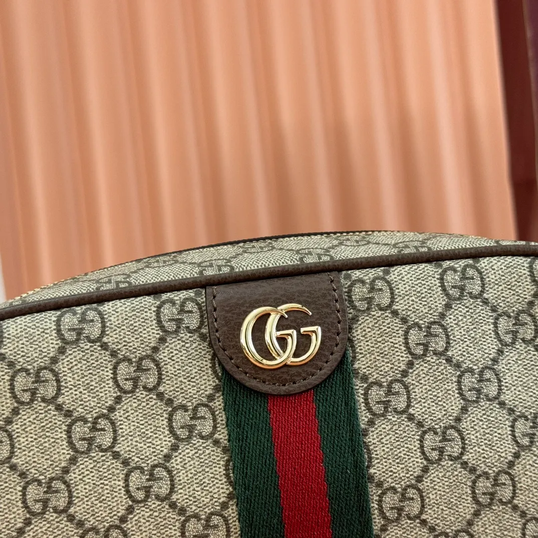 p980. 💋💋💋 Comes with a complete set of original counter packaging [New Product] The Ophidia series dazzlingly presents novel silhouettes and functions. It is ingeniously interpreted in iconic beige and brown colors to create an innovative bag item with soft texture. Beige and dark brown GG monogram coated fabric Brown leather trim Light gold tone hardware Green cotton lining Double G Web strap Interior: Open pocket Shoulder strap height 54 cm Optional shoulder strap: 50 cm – 58 cm high; Length: 115 cm – 130 cm Ref.: 841310. Dimensions: 24cm (width) x 15cm (height) x 7cm (depth) Weight: about 0.4kg Color: Brown/PVC.