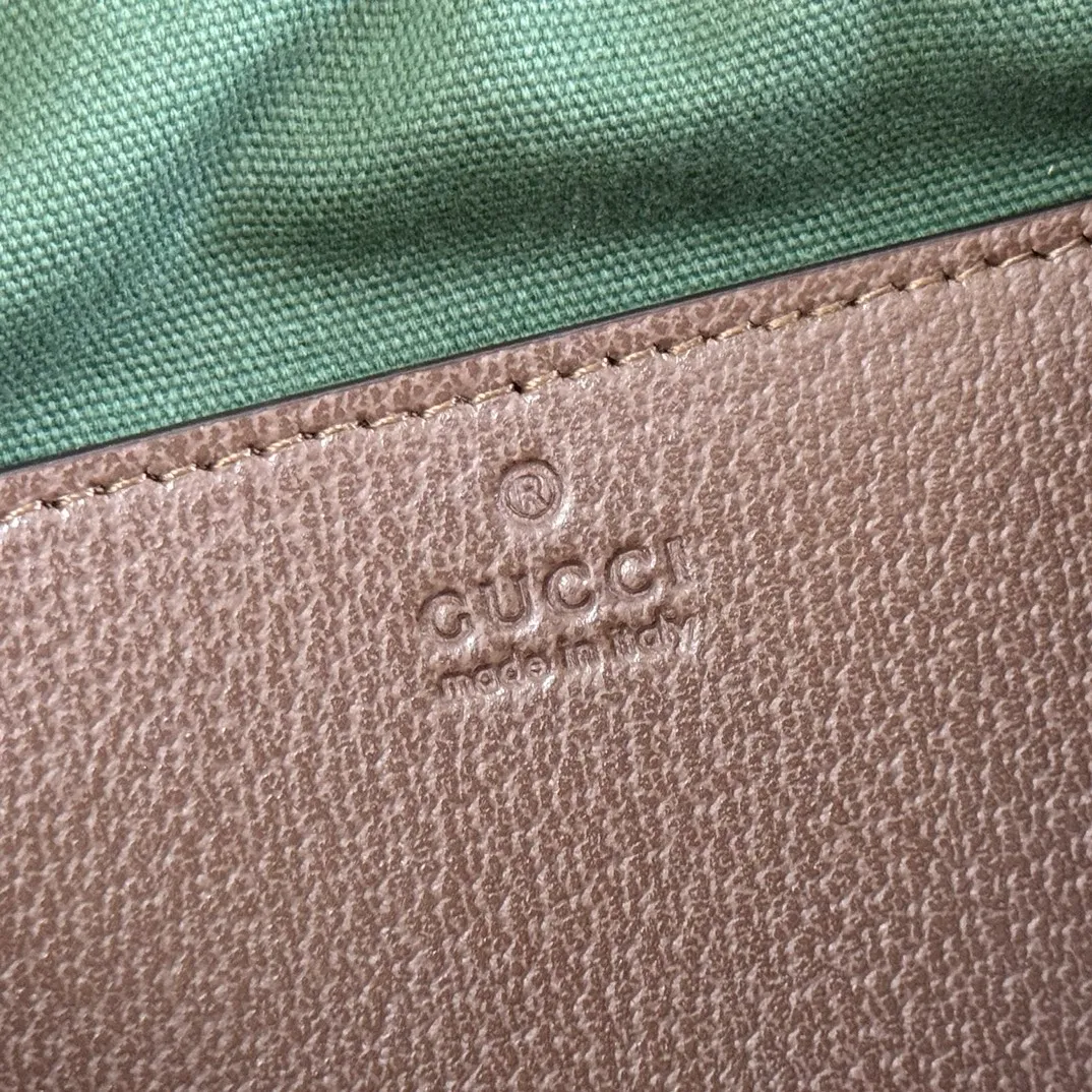 p980. 💋💋💋 Comes with a complete set of original counter packaging [New Product] The Ophidia series dazzlingly presents novel silhouettes and functions. It is ingeniously interpreted in iconic beige and brown colors to create an innovative bag item with soft texture. Beige and dark brown GG monogram coated fabric Brown leather trim Light gold tone hardware Green cotton lining Double G Web strap Interior: Open pocket Shoulder strap height 54 cm Optional shoulder strap: 50 cm – 58 cm high; Length: 115 cm – 130 cm Ref.: 841310. Dimensions: 24cm (width) x 15cm (height) x 7cm (depth) Weight: about 0.4kg Color: Brown/PVC.
