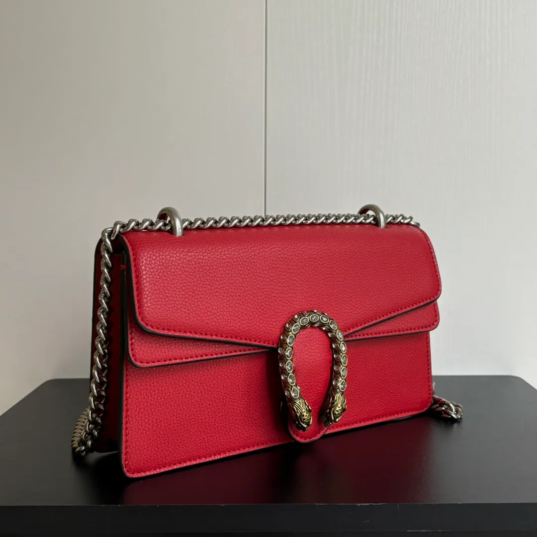 New upgraded version of real shot #💰320 Model: 499623 Red Leather Size: 25x14x8cm 𝙂𝙪𝙘𝙘𝙞 𝘿𝙞𝙤𝙣𝙮𝙨𝙪𝙨Diamond Button Bacchus True Fragrance Series Warning, it’s amazing. It retains the perfect pedigree of the Bacchus bag, but opens the era of Bacchus innovation! The most valuable part of the entire bag is the tiger head diamond buckle, a palace-level treasure item. Not a market product. The weight is very light and the size is perfect. Highly recommended.