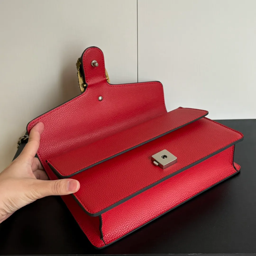 New upgraded version of real shot #💰320 Model: 499623 Red Leather Size: 25x14x8cm 𝙂𝙪𝙘𝙘𝙞 𝘿𝙞𝙤𝙣𝙮𝙨𝙪𝙨Diamond Button Bacchus True Fragrance Series Warning, it’s amazing. It retains the perfect pedigree of the Bacchus bag, but opens the era of Bacchus innovation! The most valuable part of the entire bag is the tiger head diamond buckle, a palace-level treasure item. Not a market product. The weight is very light and the size is perfect. Highly recommended.