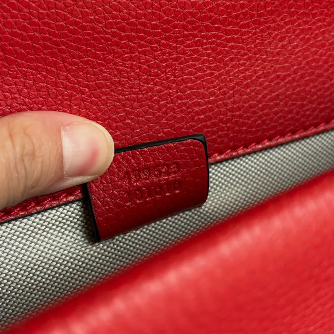 New upgraded version of real shot #💰320 Model: 499623 Red Leather Size: 25x14x8cm 𝙂𝙪𝙘𝙘𝙞 𝘿𝙞𝙤𝙣𝙮𝙨𝙪𝙨Diamond Button Bacchus True Fragrance Series Warning, it’s amazing. It retains the perfect pedigree of the Bacchus bag, but opens the era of Bacchus innovation! The most valuable part of the entire bag is the tiger head diamond buckle, a palace-level treasure item. Not a market product. The weight is very light and the size is perfect. Highly recommended.