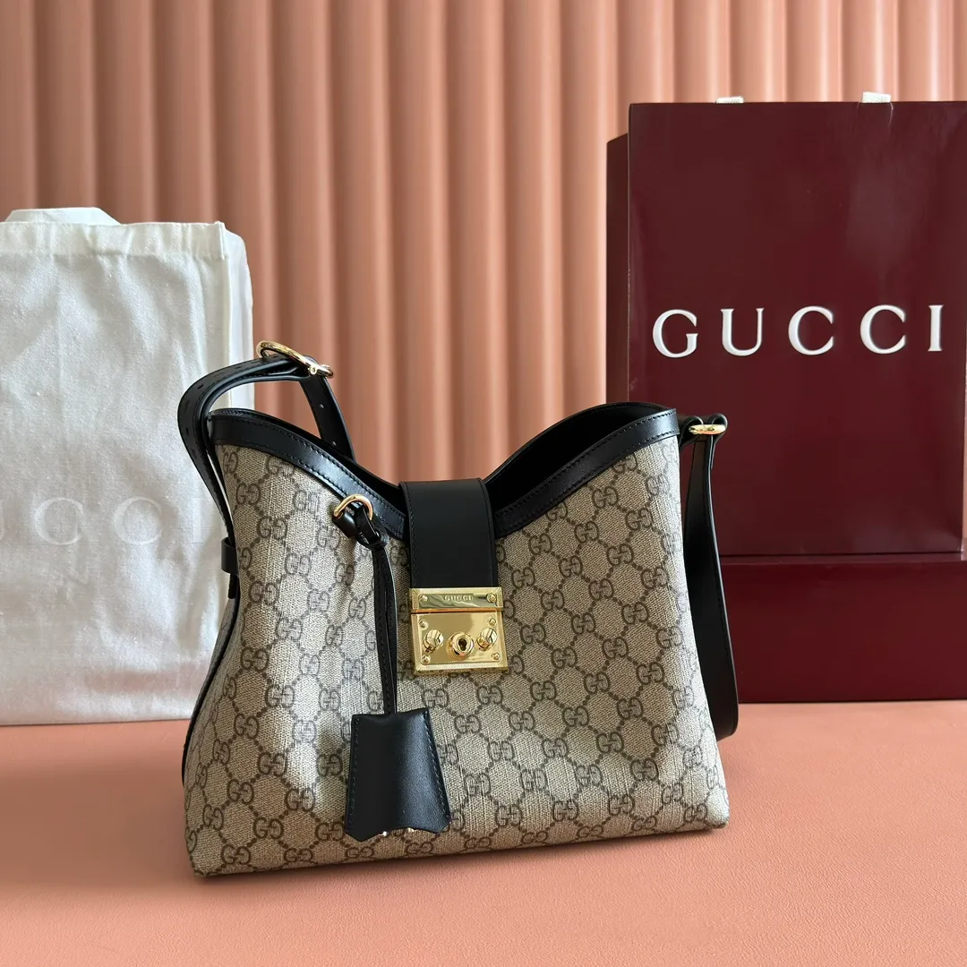 p1120💋💋💋. Original leather [equipped with full counter packaging] Padlock series launches a variety of fashionable bags with various carrying methods, adding color to the 2025 early autumn series. This shoulder bag features a central compartment with a zip pocket and is lined with webbing, reminiscent of the brand's signature pattern. Off-white and dark brown GG monogram coated fabric Off-white leather trim Light gold-toned hardware Red and green web cotton lining Interior: Middle compartment with zip pocket Adjustable shoulder strap (44 cm high) Padlock closure with leather keychain Ident.: 839021. Dimensions: 29 cm (width) x 23.5 cm (height) x 15.5 cm (depth) Weight: about 0.75 kg Color: brown black PVC/original leather. Made in Italy