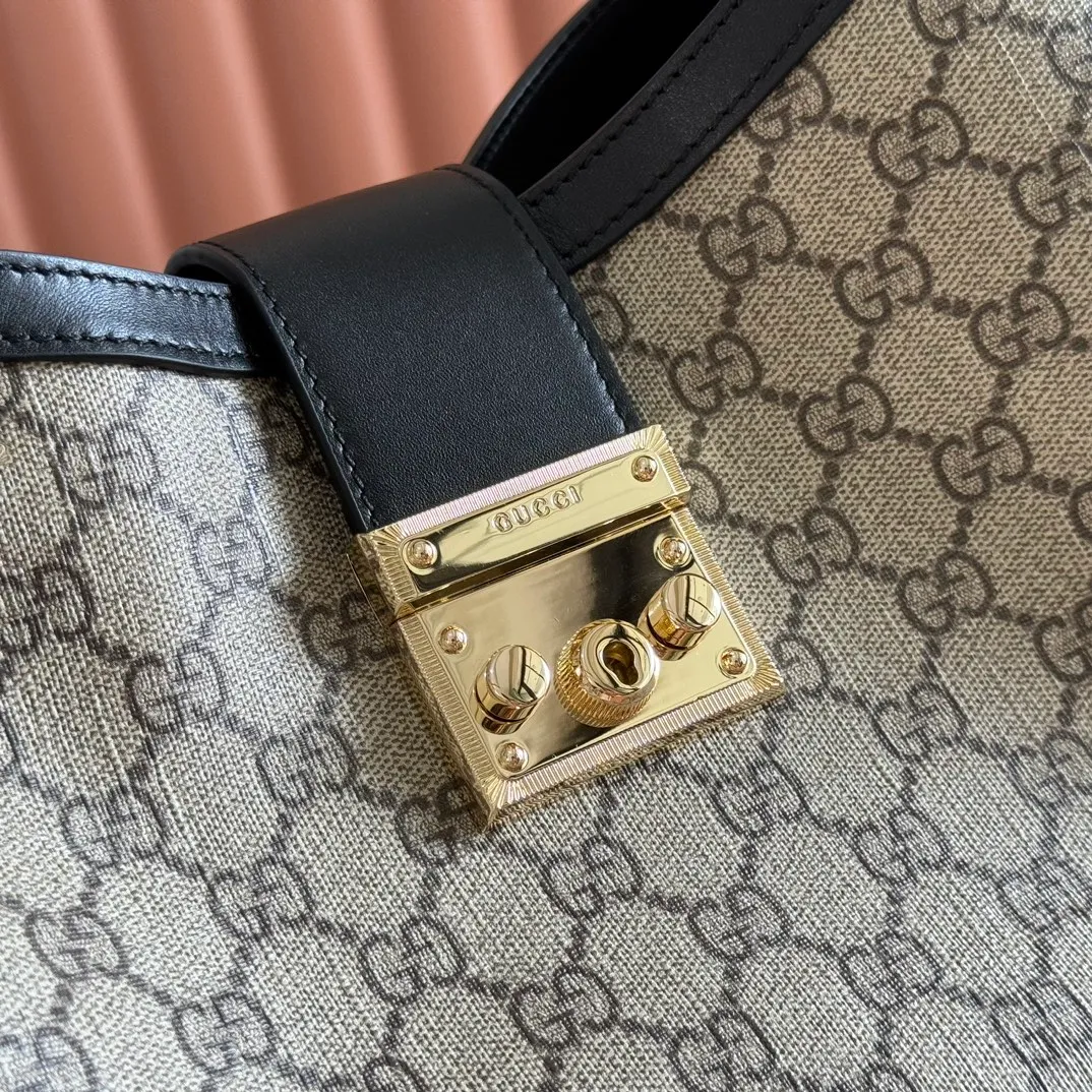 p1120💋💋💋. Original leather [equipped with full counter packaging] Padlock series launches a variety of fashionable bags with various carrying methods, adding color to the 2025 early autumn series. This shoulder bag features a central compartment with a zip pocket and is lined with webbing, reminiscent of the brand's signature pattern. Off-white and dark brown GG monogram coated fabric Off-white leather trim Light gold-toned hardware Red and green web cotton lining Interior: Middle compartment with zip pocket Adjustable shoulder strap (44 cm high) Padlock closure with leather keychain Ident.: 839021. Dimensions: 29 cm (width) x 23.5 cm (height) x 15.5 cm (depth) Weight: about 0.75 kg Color: brown black PVC/original leather. Made in Italy