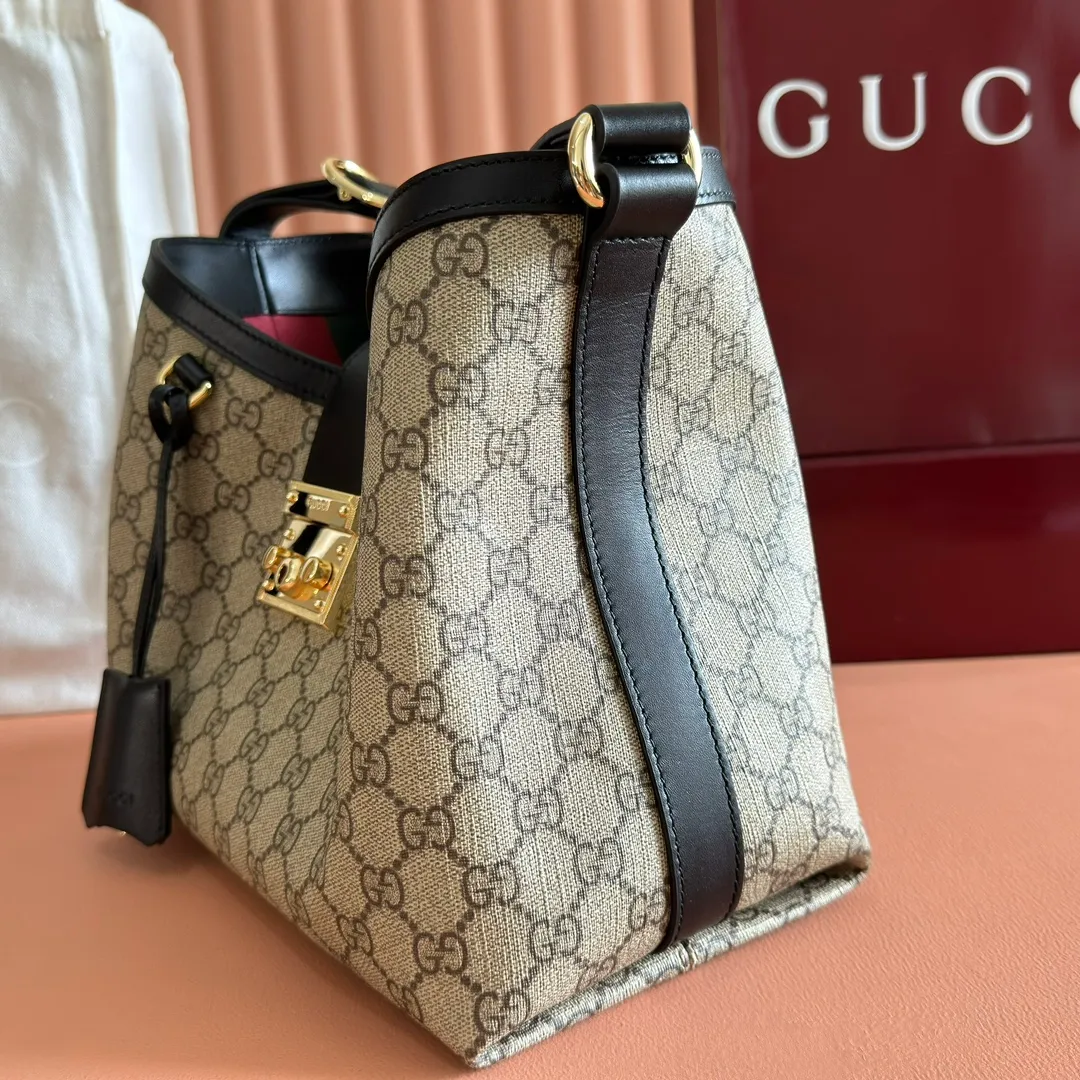 p1120💋💋💋. Original leather [equipped with full counter packaging] Padlock series launches a variety of fashionable bags with various carrying methods, adding color to the 2025 early autumn series. This shoulder bag features a central compartment with a zip pocket and is lined with webbing, reminiscent of the brand's signature pattern. Off-white and dark brown GG monogram coated fabric Off-white leather trim Light gold-toned hardware Red and green web cotton lining Interior: Middle compartment with zip pocket Adjustable shoulder strap (44 cm high) Padlock closure with leather keychain Ident.: 839021. Dimensions: 29 cm (width) x 23.5 cm (height) x 15.5 cm (depth) Weight: about 0.75 kg Color: brown black PVC/original leather. Made in Italy