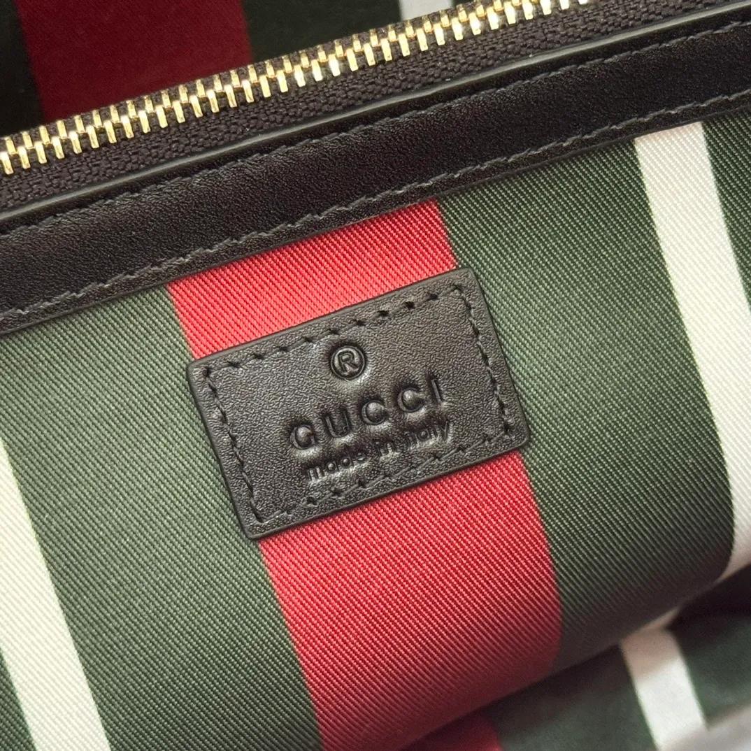 p1120💋💋💋. Original leather [equipped with full counter packaging] Padlock series launches a variety of fashionable bags with various carrying methods, adding color to the 2025 early autumn series. This shoulder bag features a central compartment with a zip pocket and is lined with webbing, reminiscent of the brand's signature pattern. Off-white and dark brown GG monogram coated fabric Off-white leather trim Light gold-toned hardware Red and green web cotton lining Interior: Middle compartment with zip pocket Adjustable shoulder strap (44 cm high) Padlock closure with leather keychain Ident.: 839021. Dimensions: 29 cm (width) x 23.5 cm (height) x 15.5 cm (depth) Weight: about 0.75 kg Color: brown black PVC/original leather. Made in Italy