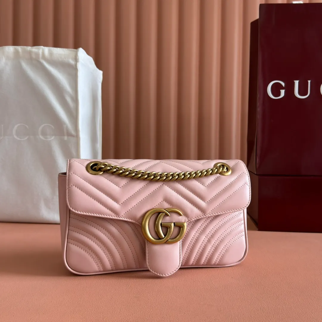 p1300 [Original leather accessories 🌈 (Cdfmall Sanya Duty Free Store Handbags) Have you picked up the addictive Gucci bag in the same color 🔥🔥? The elegant and exquisite design of the GG Marmont series has captured the hearts of many girls! It is also a must-have versatile item for global experts! Super awesome! Model: 443497. Color Encore Red Size: 26*15*7.