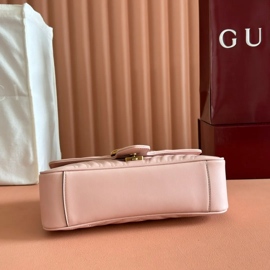 p1300 [Original leather accessories 🌈 (Cdfmall Sanya Duty Free Store Handbags) Have you picked up the addictive Gucci bag in the same color 🔥🔥? The elegant and exquisite design of the GG Marmont series has captured the hearts of many girls! It is also a must-have versatile item for global experts! Super awesome! Model: 443497. Color Encore Red Size: 26*15*7.