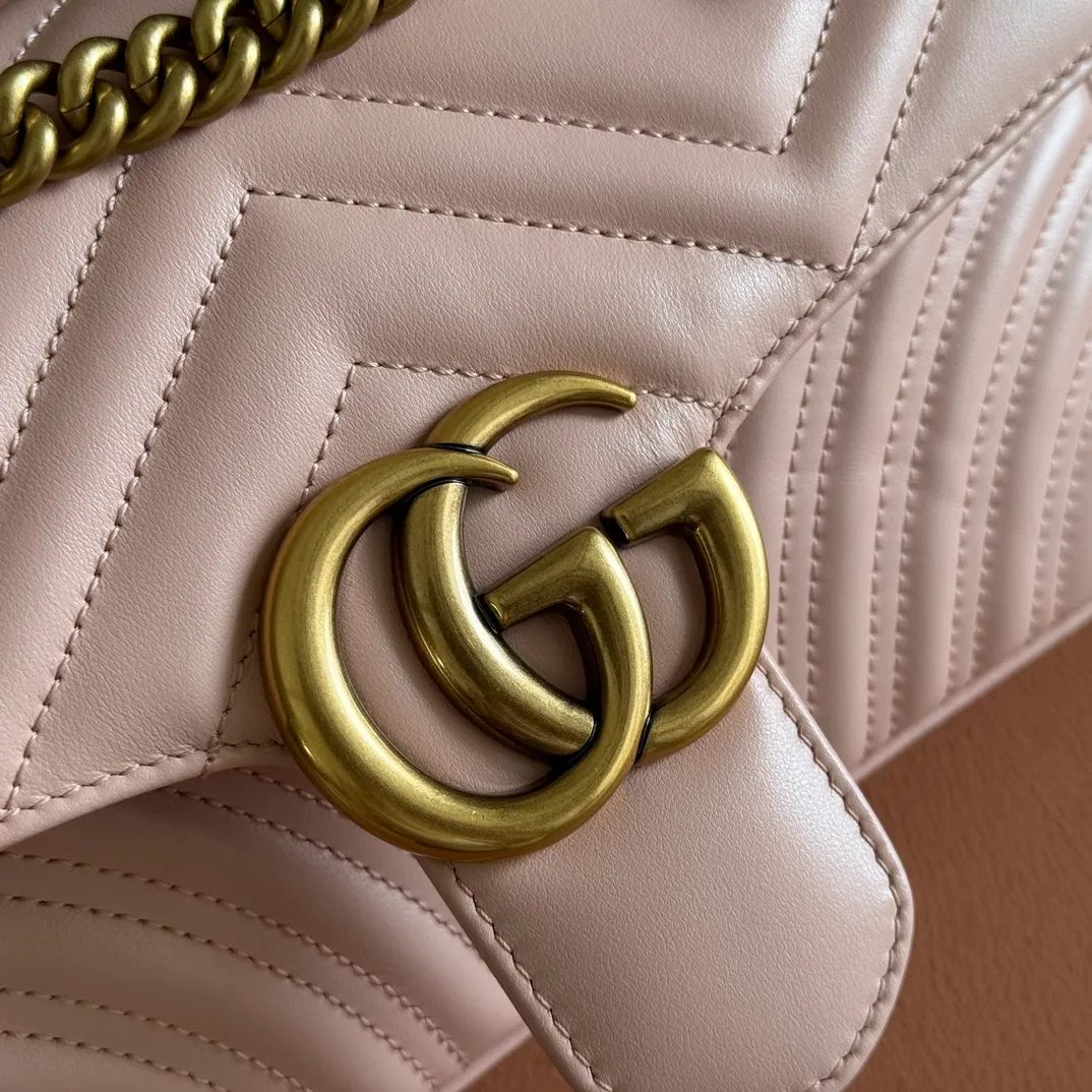 p1300 [Original leather accessories 🌈 (Cdfmall Sanya Duty Free Store Handbags) Have you picked up the addictive Gucci bag in the same color 🔥🔥? The elegant and exquisite design of the GG Marmont series has captured the hearts of many girls! It is also a must-have versatile item for global experts! Super awesome! Model: 443497. Color Encore Red Size: 26*15*7.