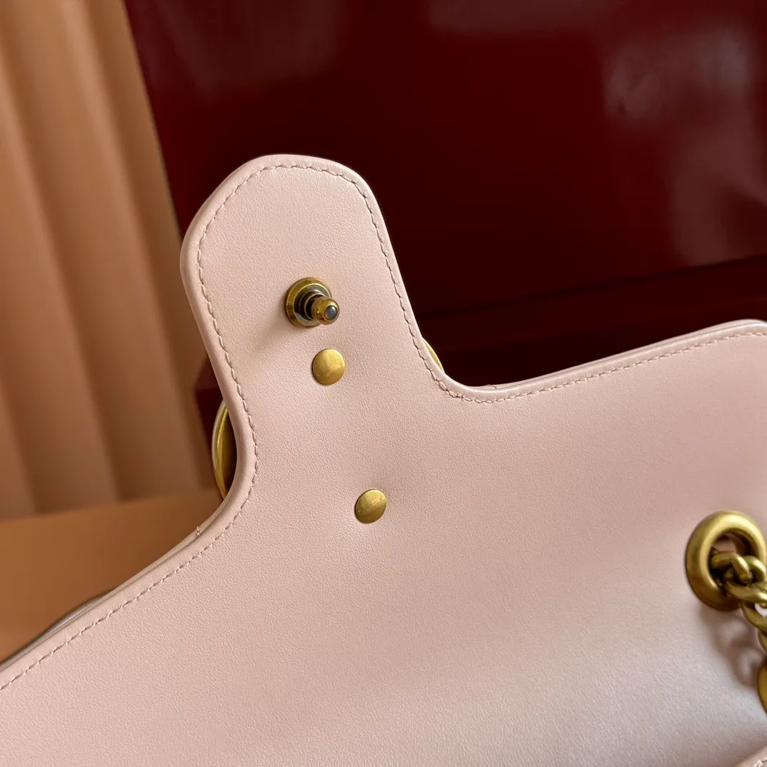 p1300 [Original leather accessories 🌈 (Cdfmall Sanya Duty Free Store Handbags) Have you picked up the addictive Gucci bag in the same color 🔥🔥? The elegant and exquisite design of the GG Marmont series has captured the hearts of many girls! It is also a must-have versatile item for global experts! Super awesome! Model: 443497. Color Encore Red Size: 26*15*7.
