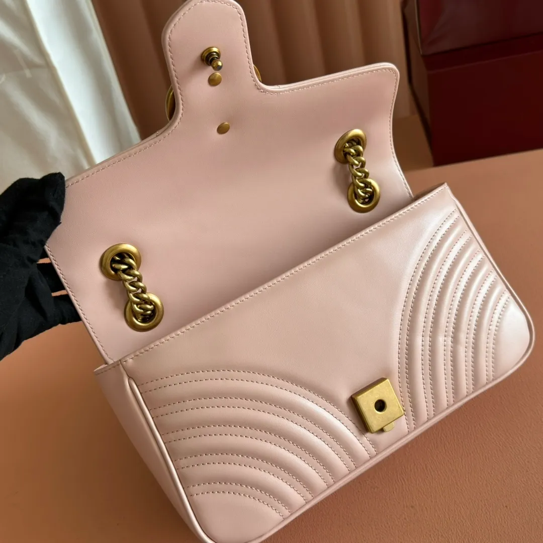 p1300 [Original leather accessories 🌈 (Cdfmall Sanya Duty Free Store Handbags) Have you picked up the addictive Gucci bag in the same color 🔥🔥? The elegant and exquisite design of the GG Marmont series has captured the hearts of many girls! It is also a must-have versatile item for global experts! Super awesome! Model: 443497. Color Encore Red Size: 26*15*7.