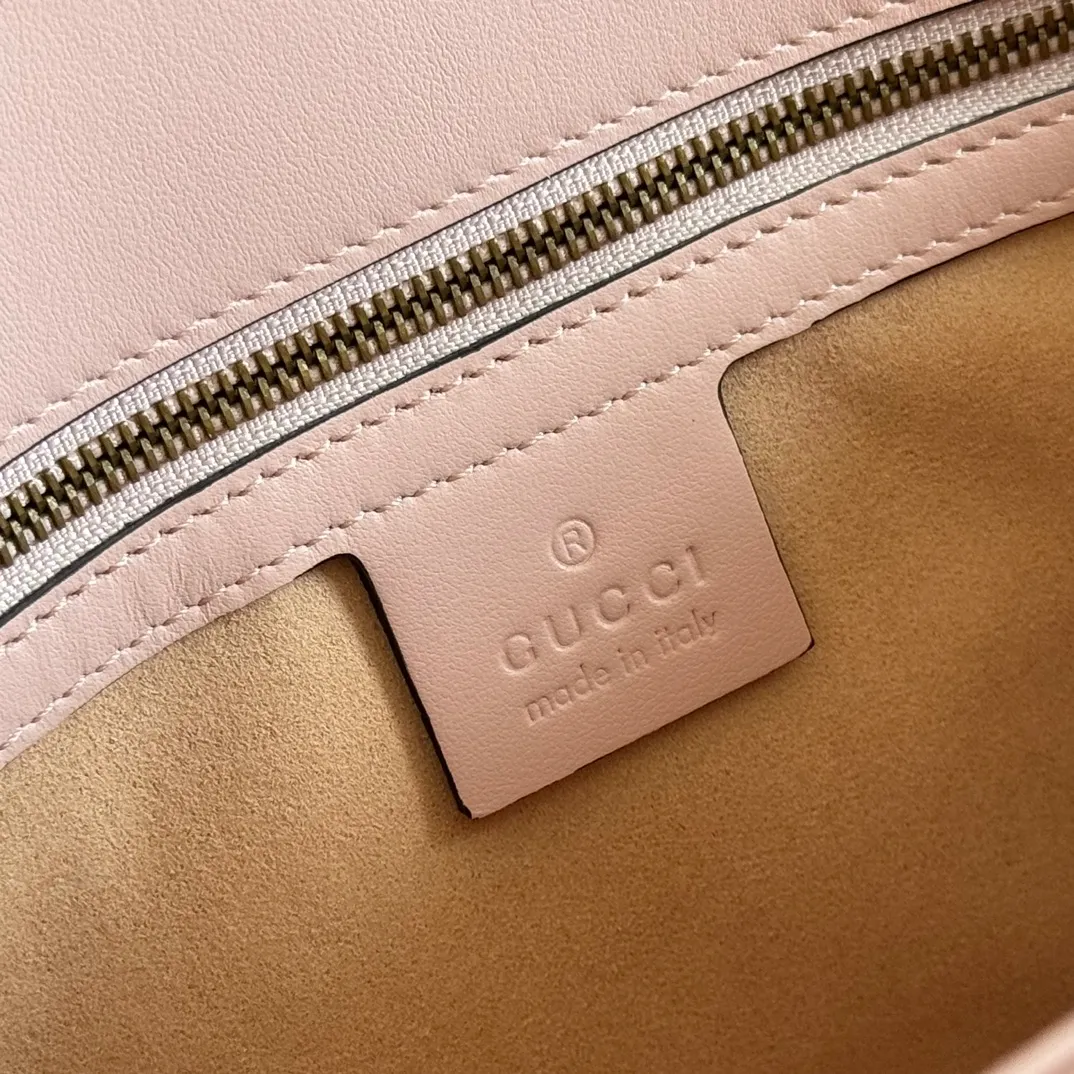 p1300 [Original leather accessories 🌈 (Cdfmall Sanya Duty Free Store Handbags) Have you picked up the addictive Gucci bag in the same color 🔥🔥? The elegant and exquisite design of the GG Marmont series has captured the hearts of many girls! It is also a must-have versatile item for global experts! Super awesome! Model: 443497. Color Encore Red Size: 26*15*7.