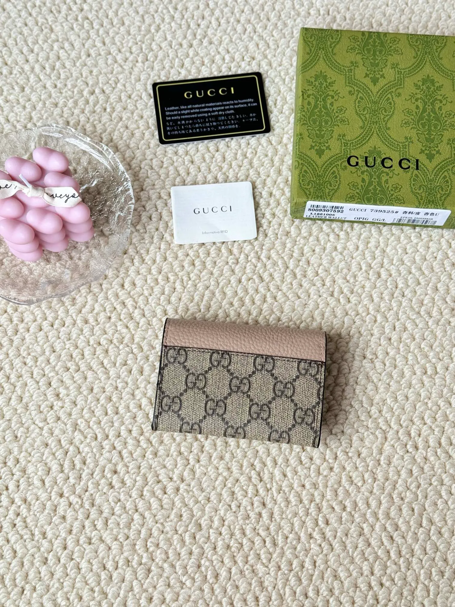 💰120 Gucci has launched a new model, the new mini folding coin purse, which can be held in hand and placed in the bag. Card bags are super cute. Number: 739525. Size: about 11cm.