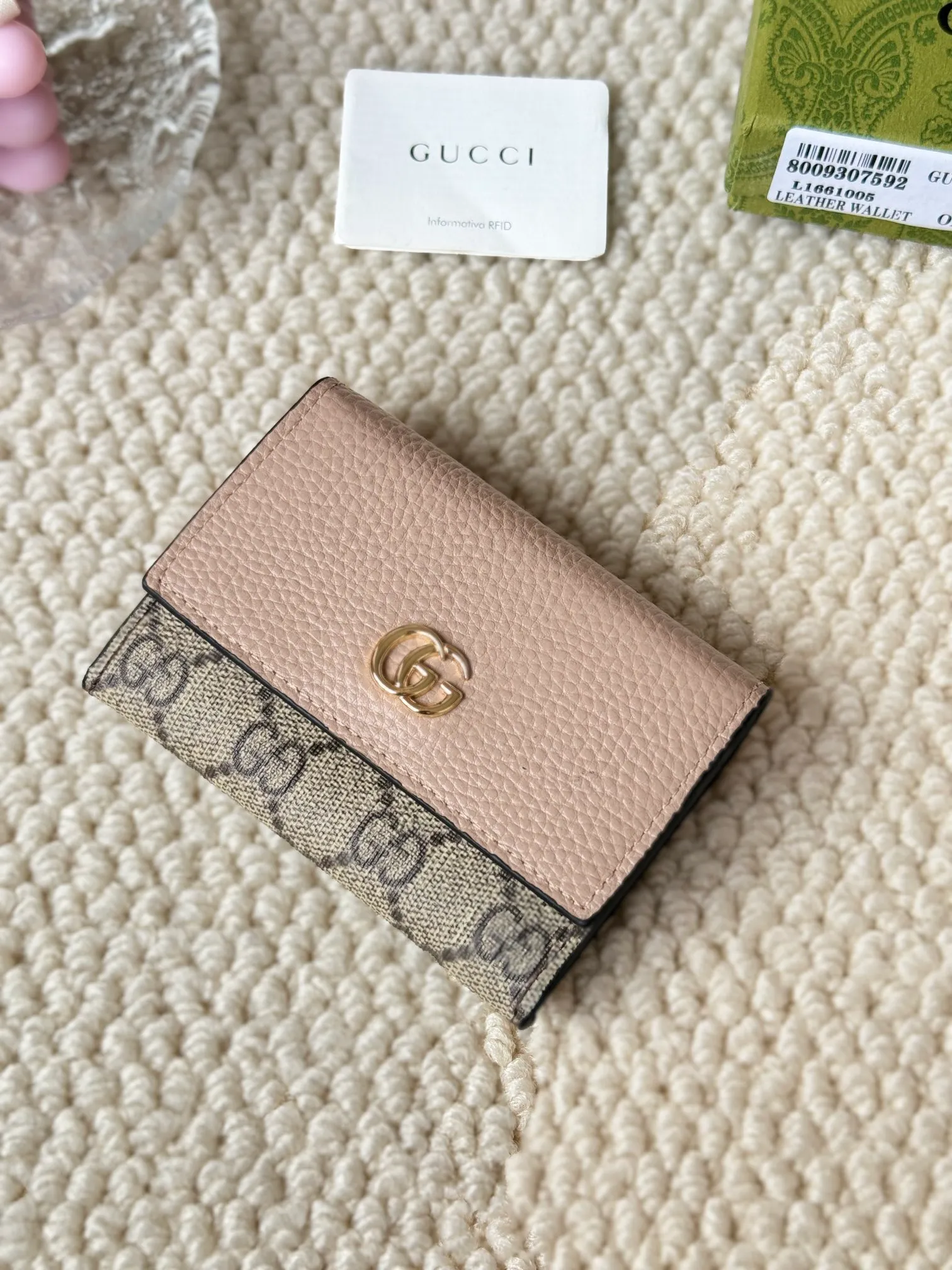 💰120 Gucci has launched a new model, the new mini folding coin purse, which can be held in hand and placed in the bag. Card bags are super cute. Number: 739525. Size: about 11cm.