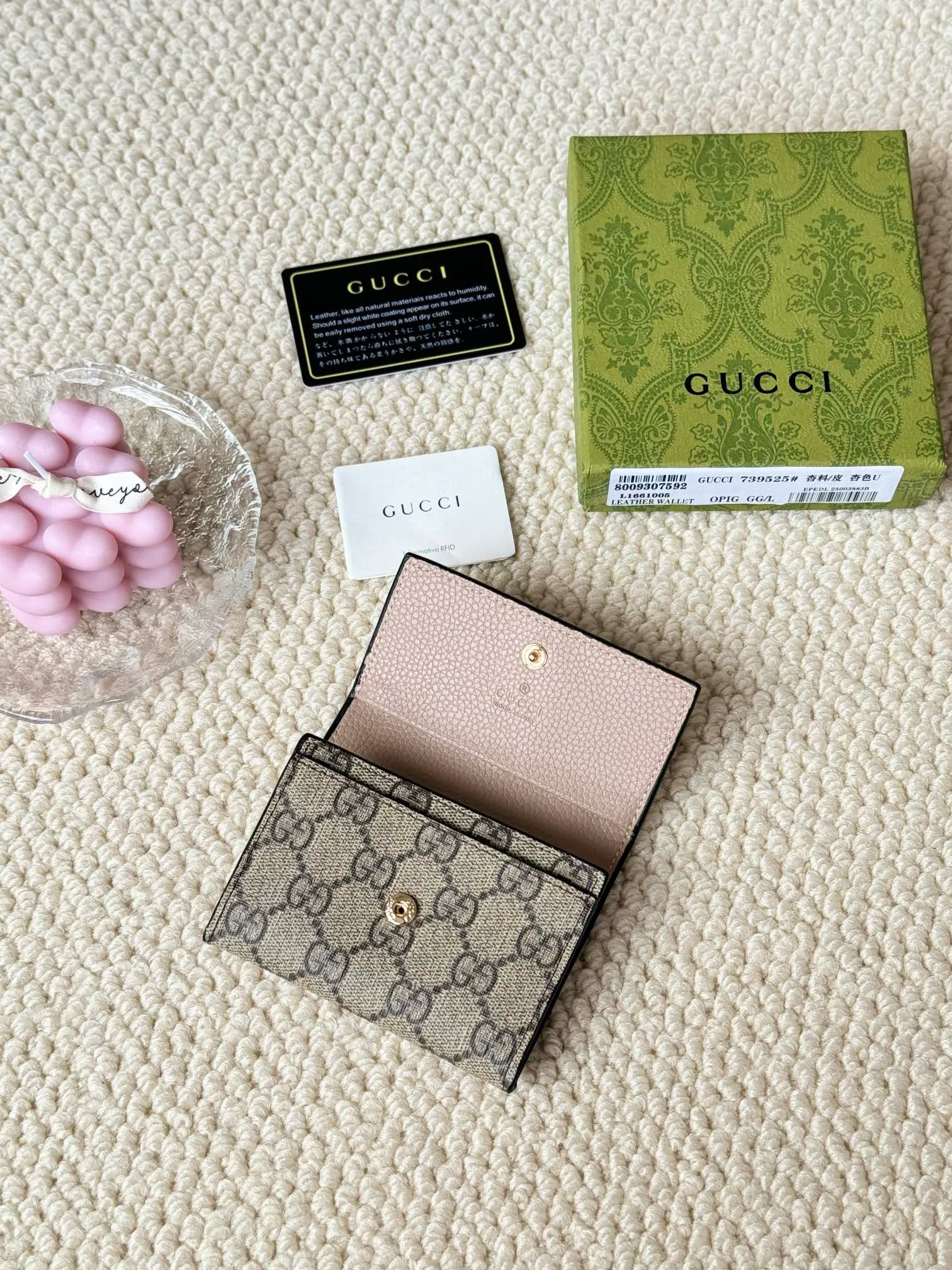 💰120 Gucci has launched a new model, the new mini folding coin purse, which can be held in hand and placed in the bag. Card bags are super cute. Number: 739525. Size: about 11cm.