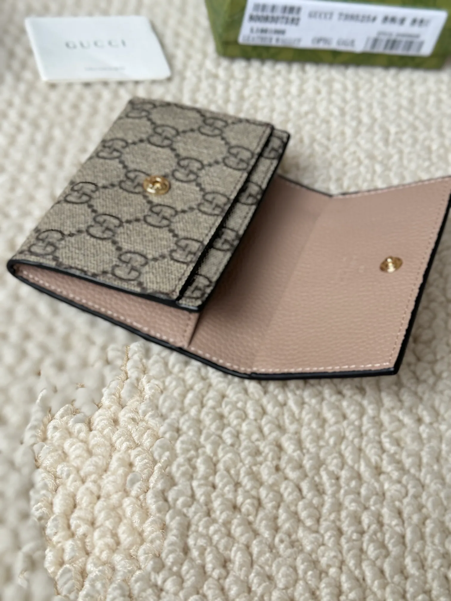 💰120 Gucci has launched a new model, the new mini folding coin purse, which can be held in hand and placed in the bag. Card bags are super cute. Number: 739525. Size: about 11cm.