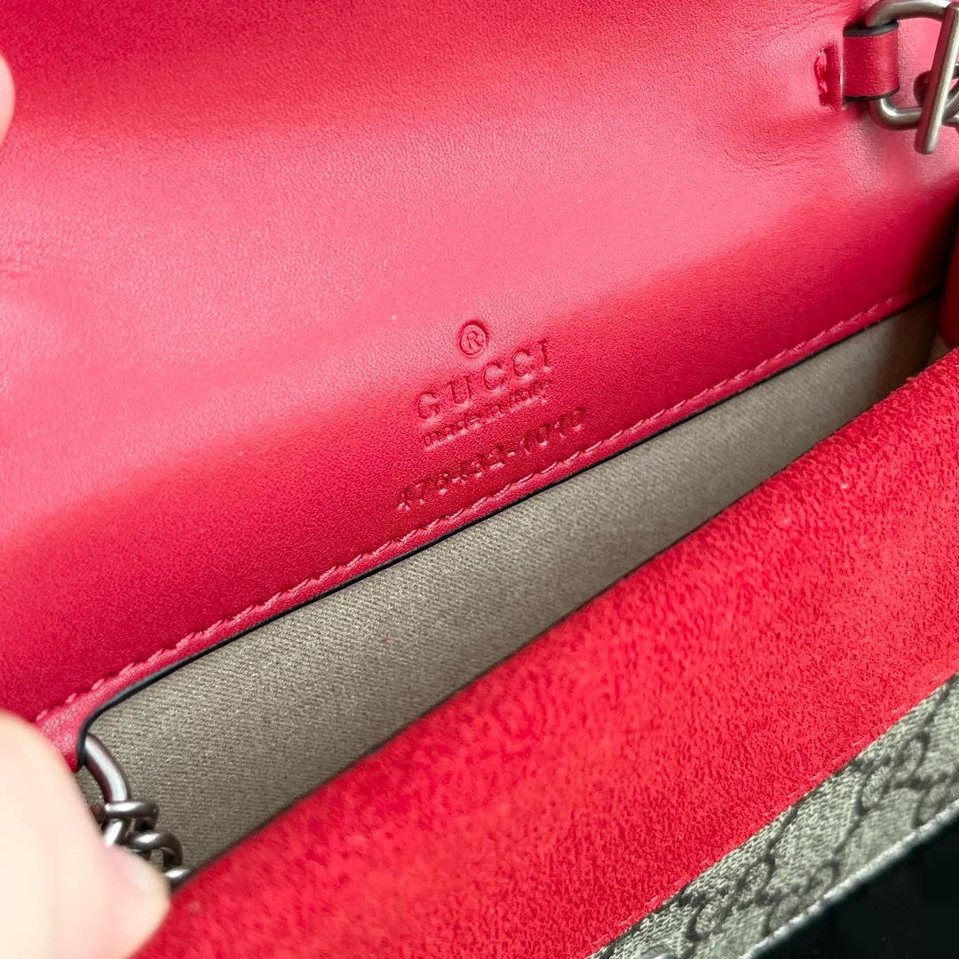 Actual shot #💰260 with box Model: 476432 Red Size: 16.5x10x4.5cm 𝙂𝙪𝙘𝙘𝙞 𝘿𝙞𝙤𝙣𝙮𝙨𝙪𝙨 𝙈𝙞𝙣𝙞 16.5 Xiaogujia’s entry-level small bag is recommended. It’s not worth mentioning. It’s a classic model that can be said to be the symbol of Xiaogujia. The classic mini Dionysian buckle is paired with calfskin. This bag has a very high appearance rate. It is simply a tool for daily wear and is very popular on the street❗️