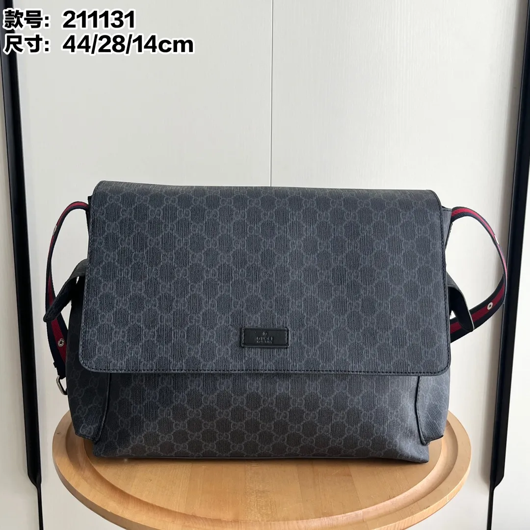 Actual shot #💰360 Model: 211131 black Size: 44×28×14cm GUCCI’s big fire mommy bag, also known as the diaper bag, has a large capacity and has side pockets on both sides to hold water bottles. The large flip-top design is very convenient and comes with a folding pad. Unisex style! Made of imported fabrics and brown leather, adjustable shoulder straps