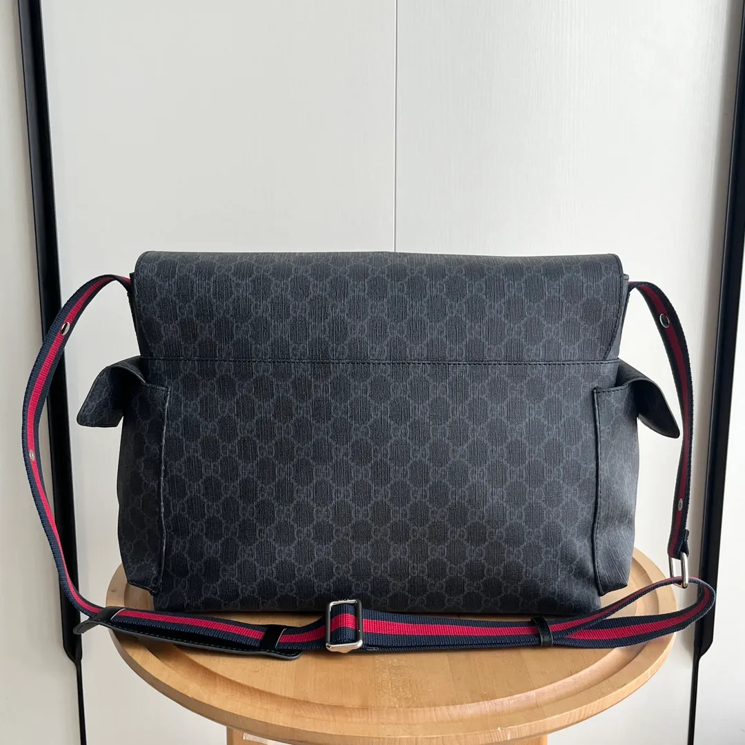 Actual shot #💰360 Model: 211131 black Size: 44×28×14cm GUCCI’s big fire mommy bag, also known as the diaper bag, has a large capacity and has side pockets on both sides to hold water bottles. The large flip-top design is very convenient and comes with a folding pad. Unisex style! Made of imported fabrics and brown leather, adjustable shoulder straps