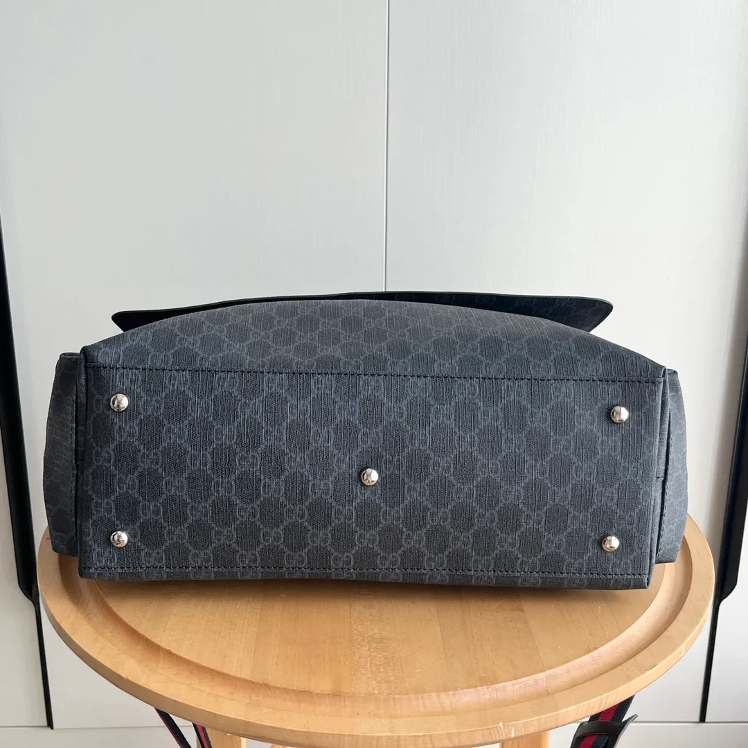 Actual shot #💰360 Model: 211131 black Size: 44×28×14cm GUCCI’s big fire mommy bag, also known as the diaper bag, has a large capacity and has side pockets on both sides to hold water bottles. The large flip-top design is very convenient and comes with a folding pad. Unisex style! Made of imported fabrics and brown leather, adjustable shoulder straps