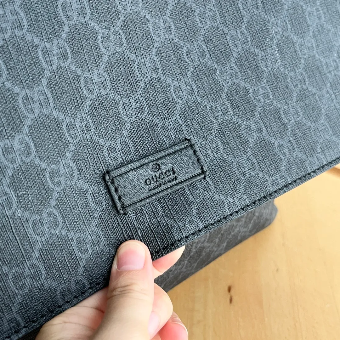 Actual shot #💰360 Model: 211131 black Size: 44×28×14cm GUCCI’s big fire mommy bag, also known as the diaper bag, has a large capacity and has side pockets on both sides to hold water bottles. The large flip-top design is very convenient and comes with a folding pad. Unisex style! Made of imported fabrics and brown leather, adjustable shoulder straps