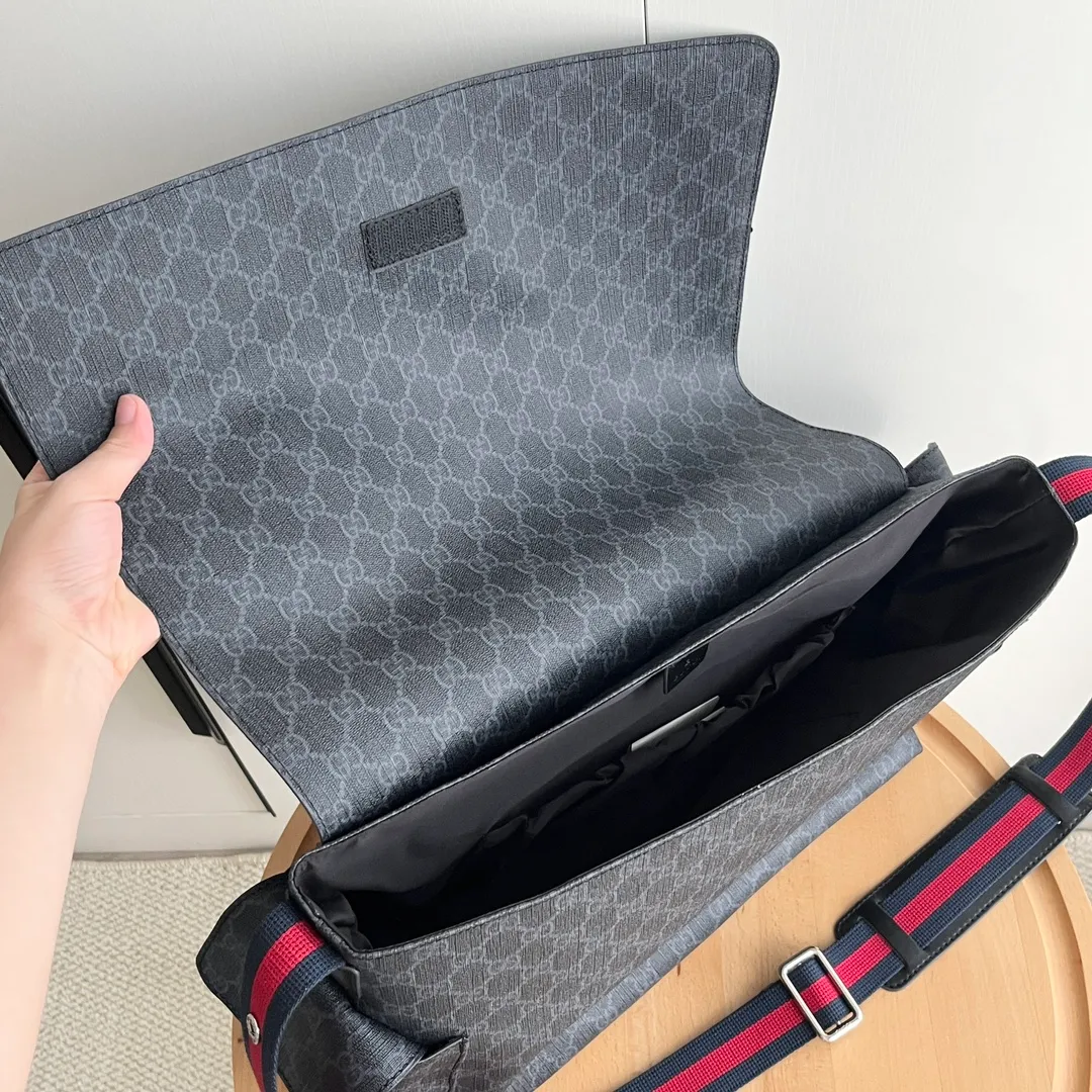 Actual shot #💰360 Model: 211131 black Size: 44×28×14cm GUCCI’s big fire mommy bag, also known as the diaper bag, has a large capacity and has side pockets on both sides to hold water bottles. The large flip-top design is very convenient and comes with a folding pad. Unisex style! Made of imported fabrics and brown leather, adjustable shoulder straps